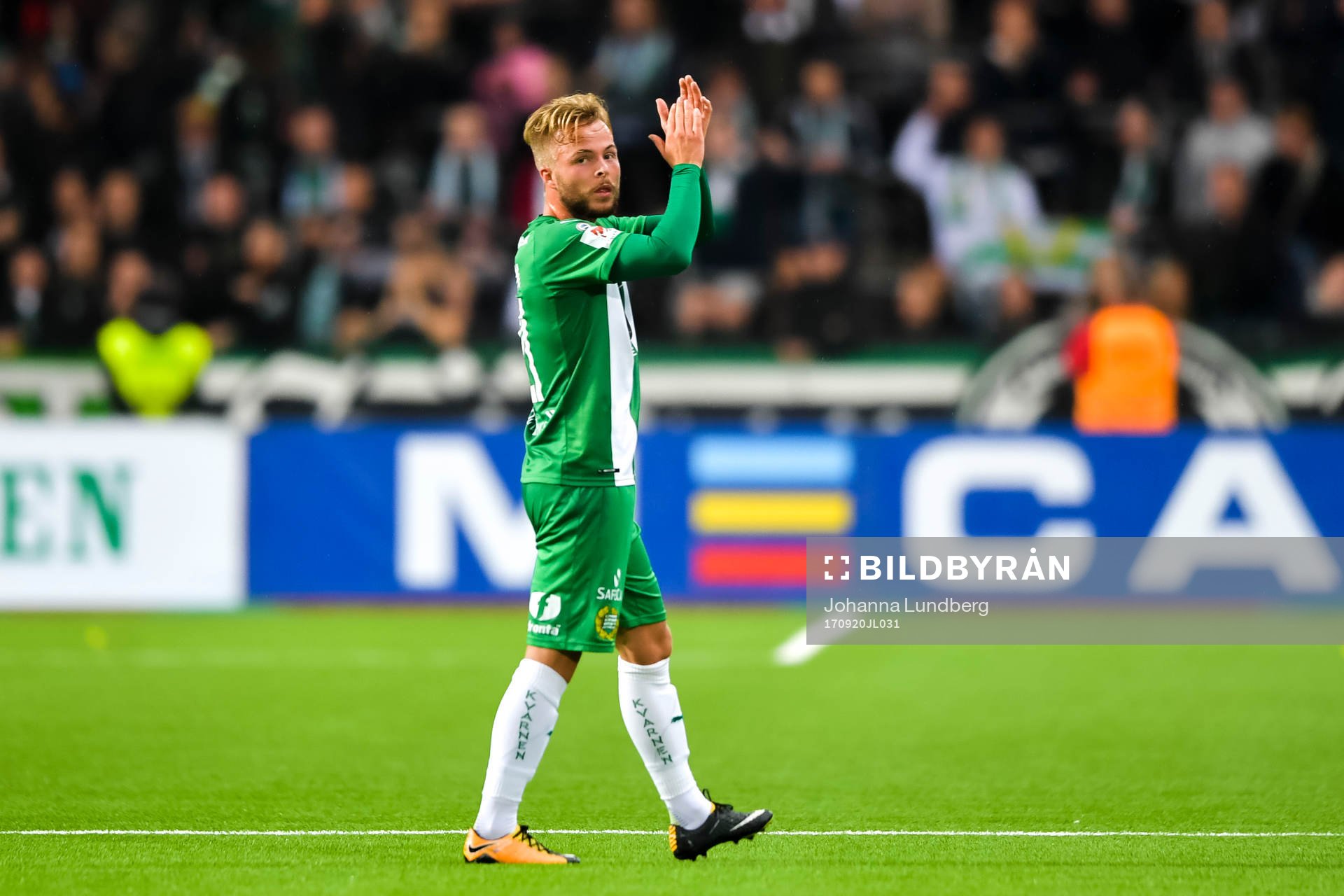 Hammarbys Sander Svendsen tackar publiken när han lämnar