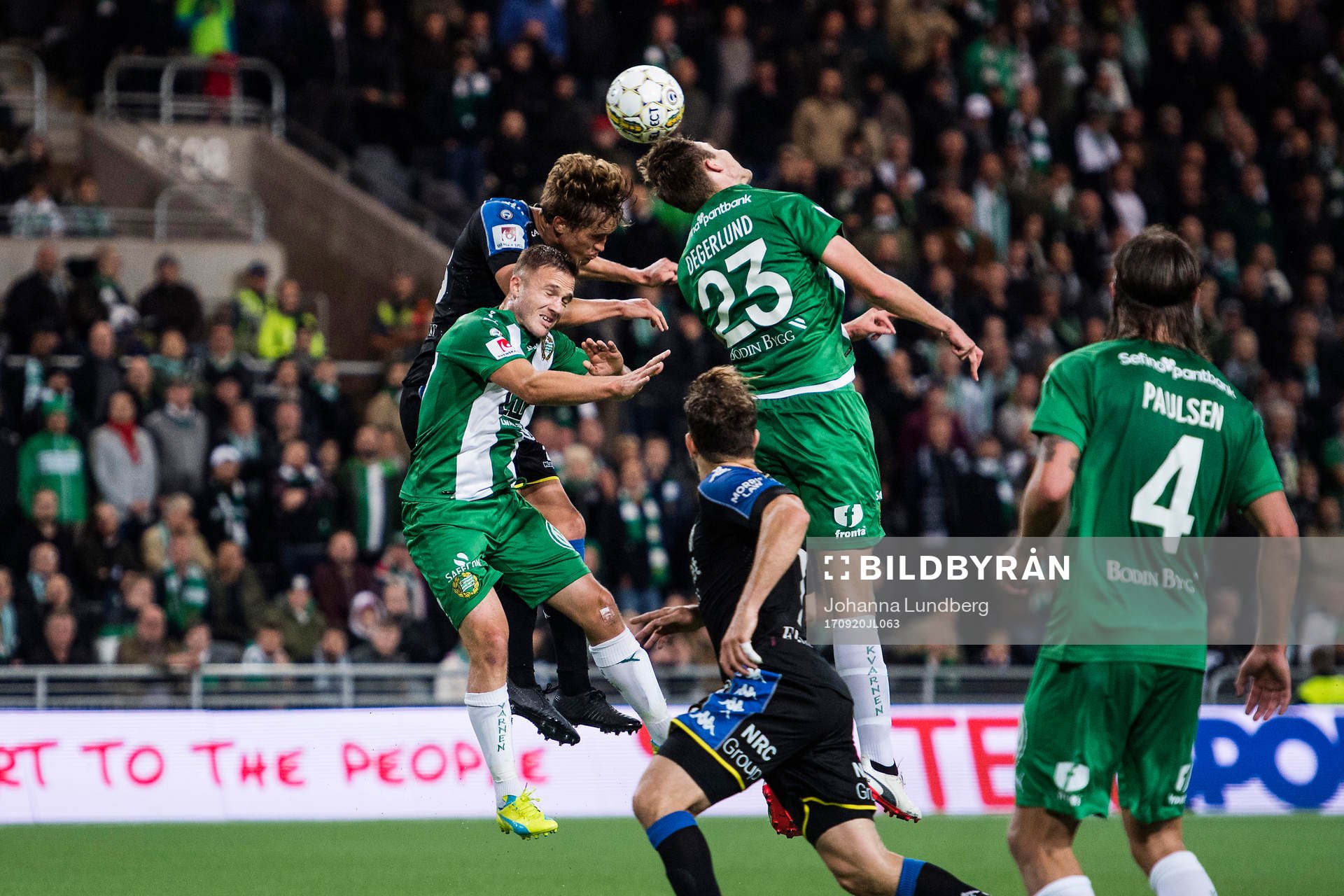 IFK Göteborgs Thomas Rogne i en nickduell med Hammarbys