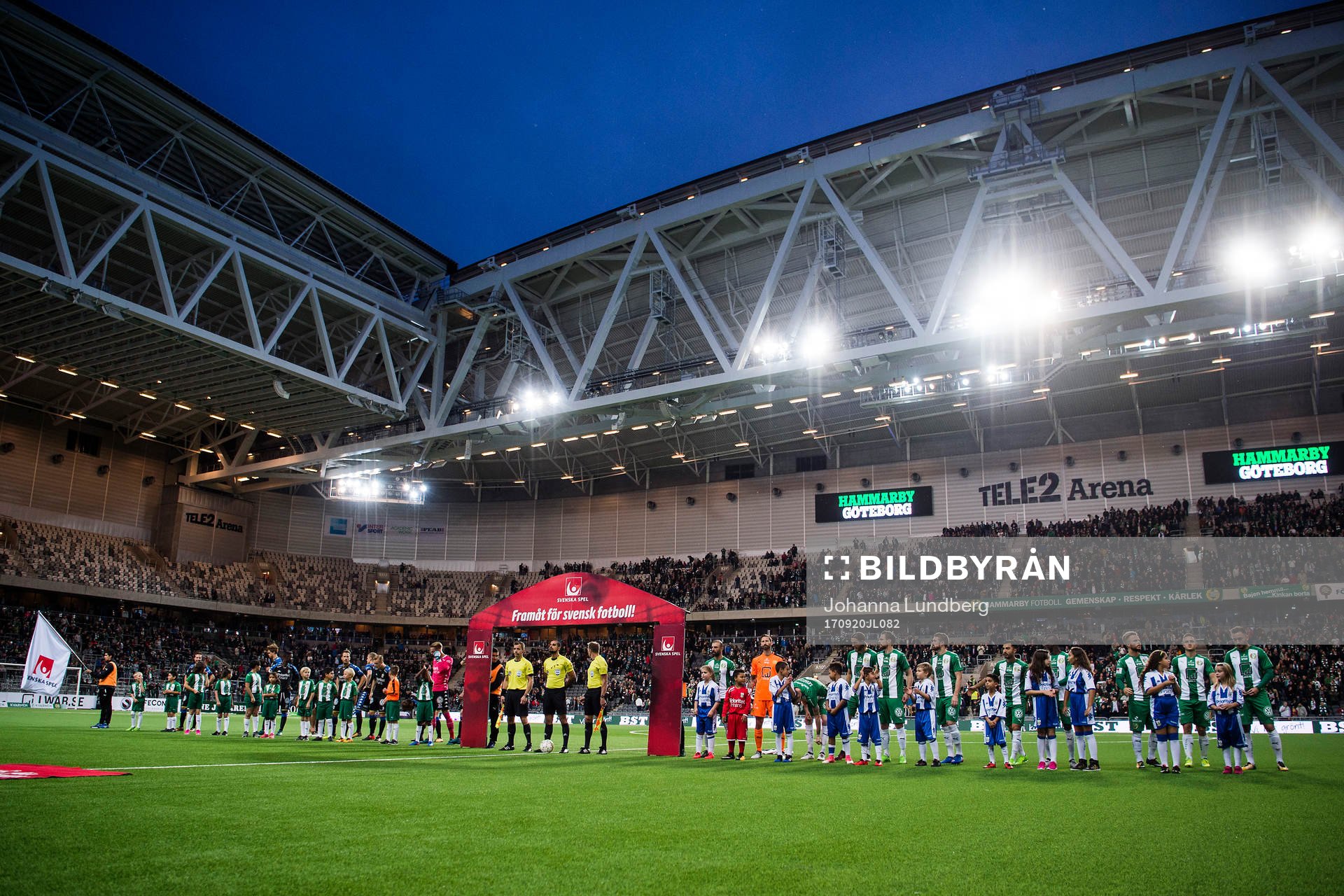 Lagen står uppställda på Tele2 arena