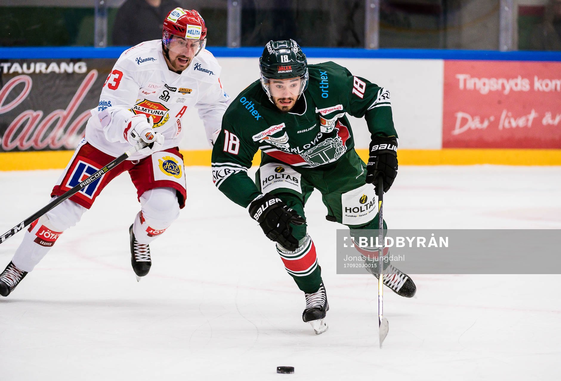 Tingsryds Jacob Dahlström jagas av Almtunas Albin Lundin