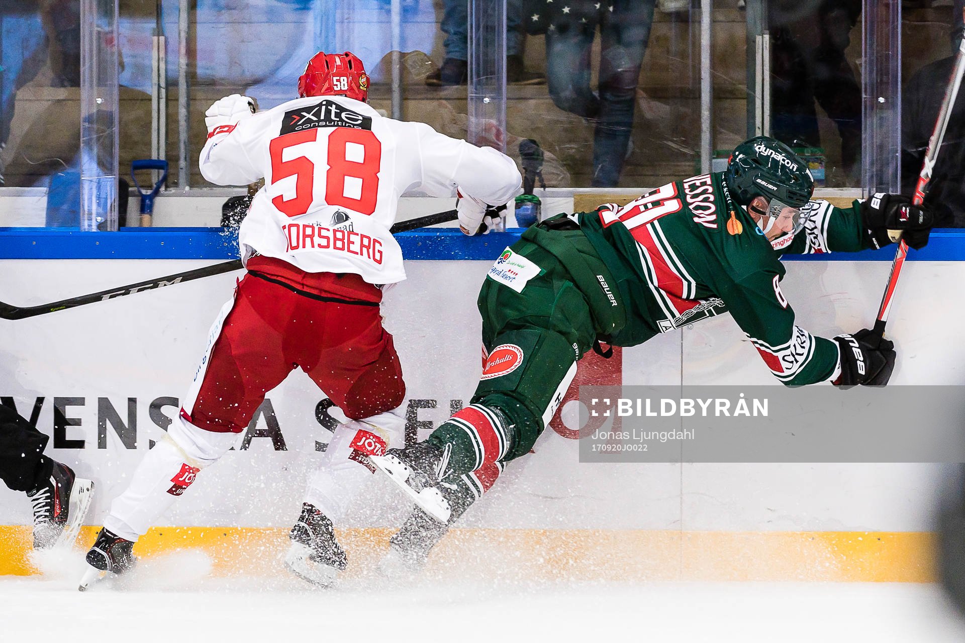 Tingsryds Filip Owesson tacklas av Almtunas Fredrik Forsberg