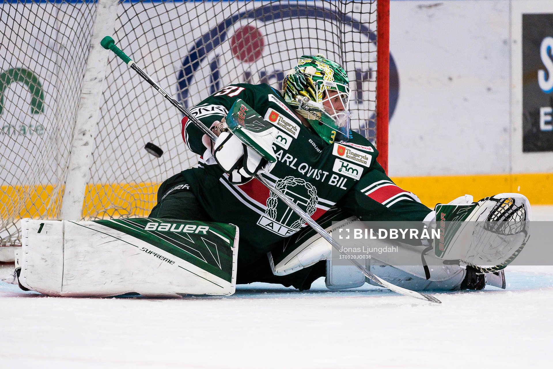 Almtunas Fredrik Forsberg (ej i bild) skjuter pucken i mål