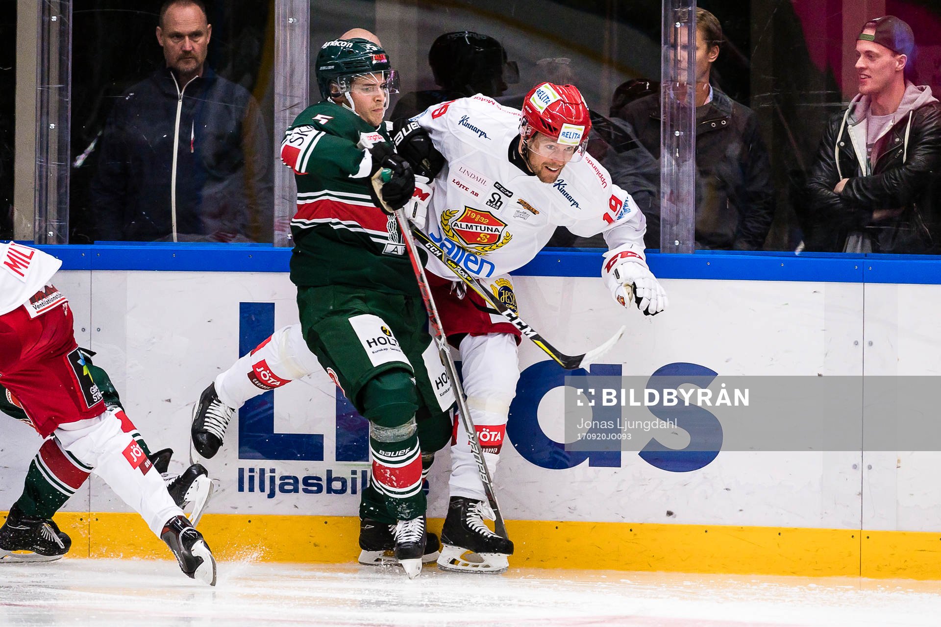 Tingsryds Niklas Enberg tacklar Almtunas Per Svensson