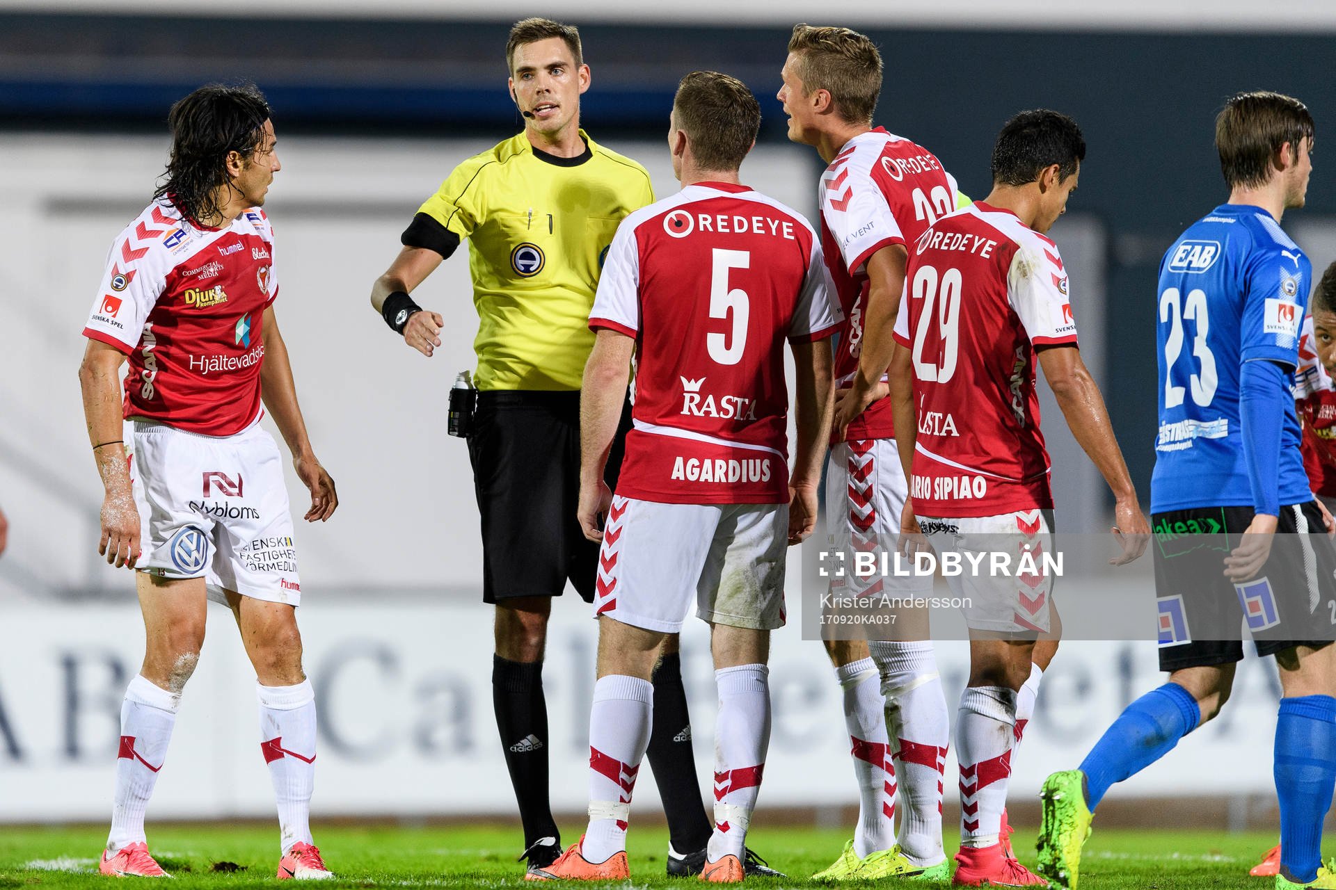Domare Magnus Lindgren ger rött kort till Kalmars Emin
