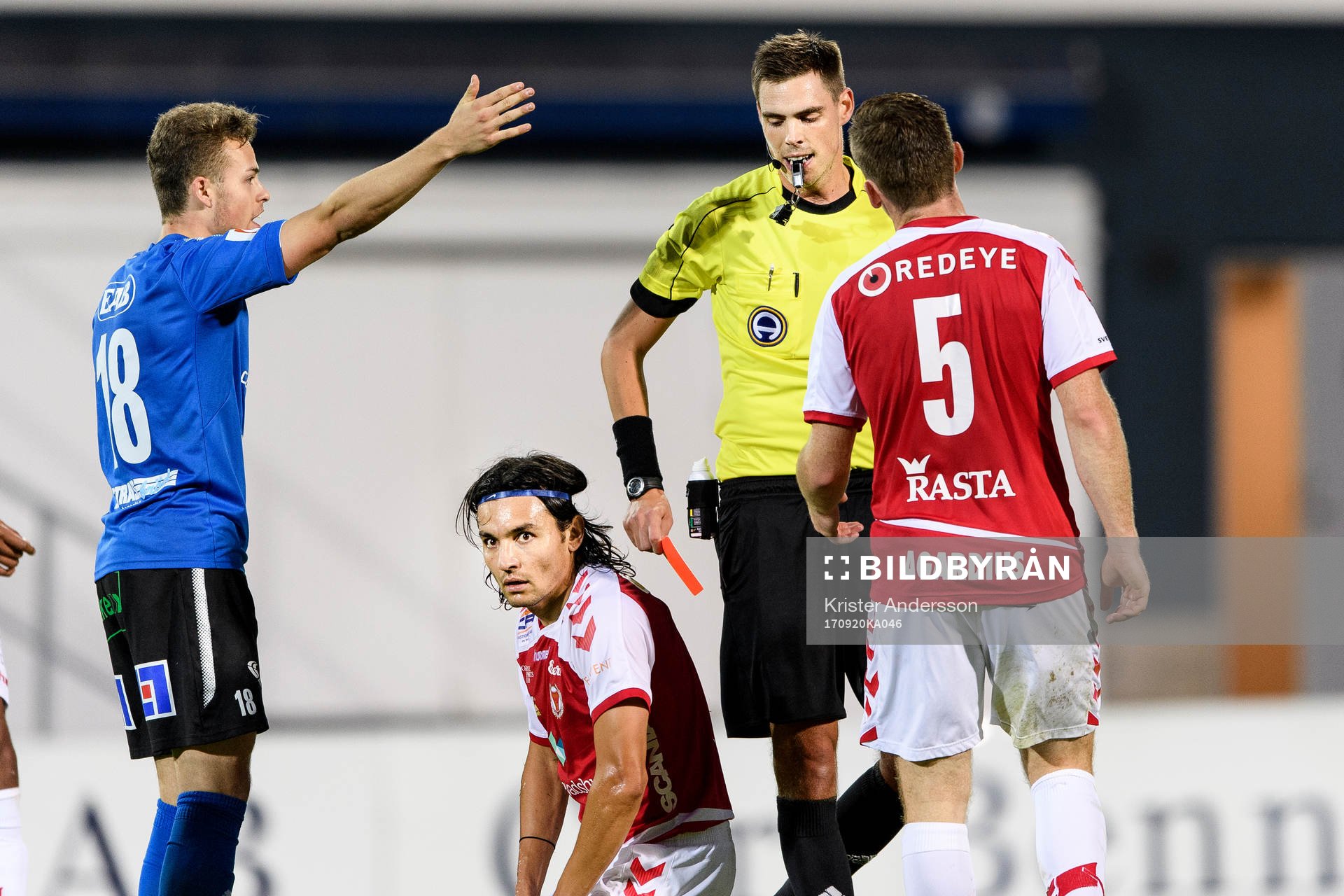 Domare Magnus Lindgren ger rött kort till Kalmars Emin
