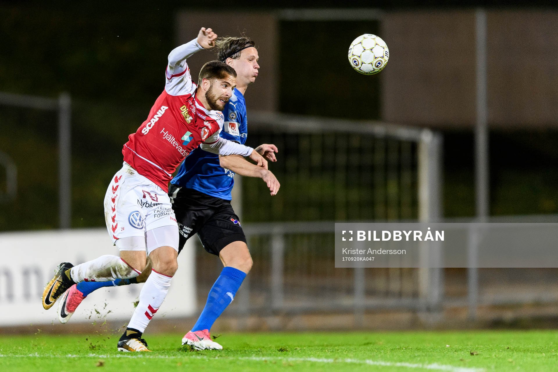 Kalmars Filip Sachpekidis och Halmstads Alexander Berntsson under fotbollsmatchen i Allsvenskan mellan Halmstad och Kalmar den 20 september 2017 i Halmstad.
