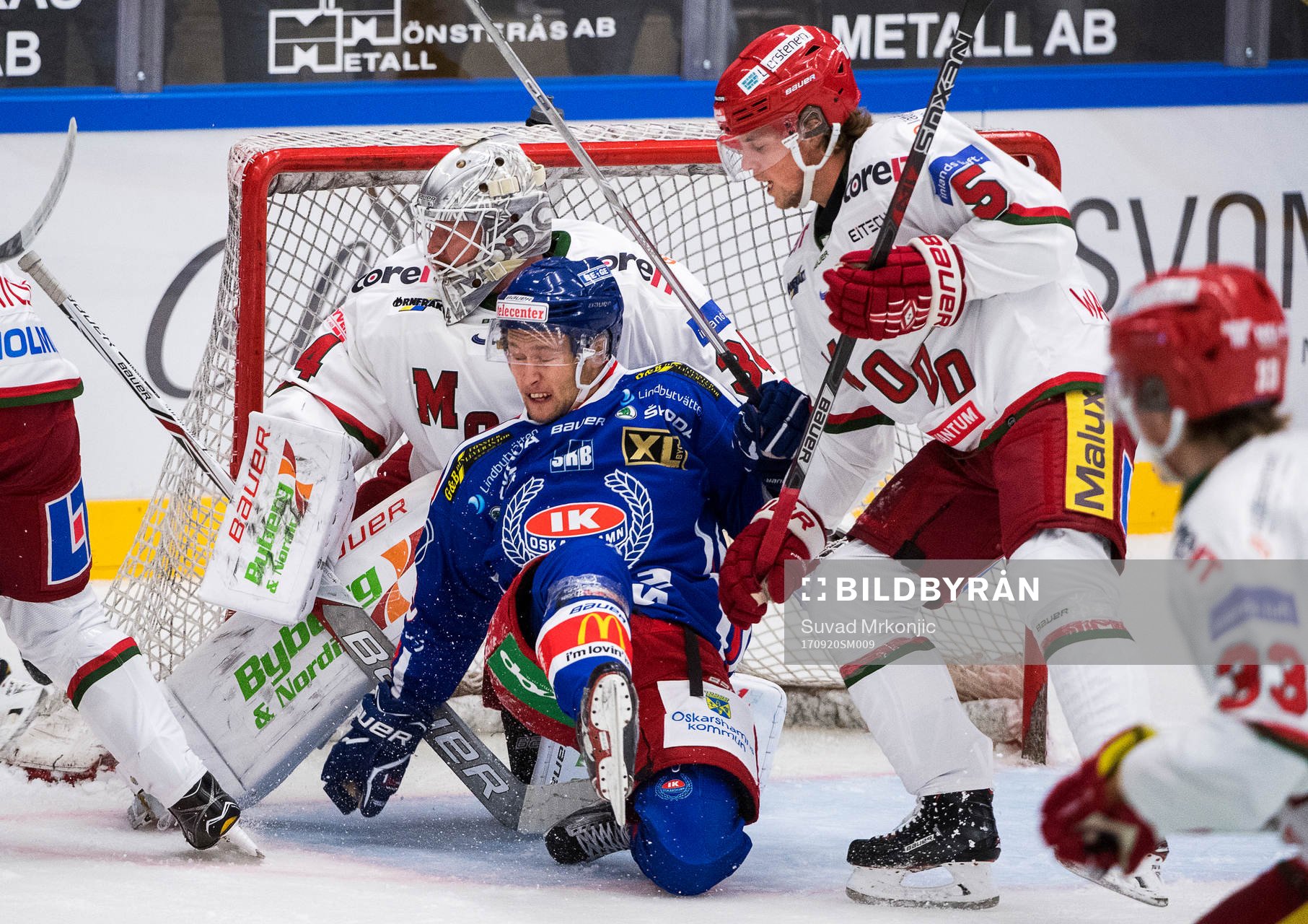 Modos målvakt Erik Hanses och Sebastian Walfridsson  samt