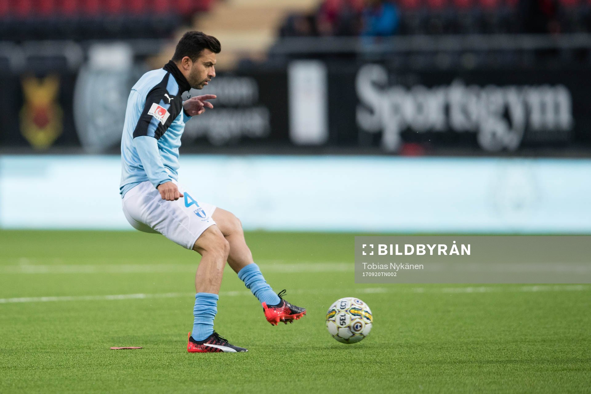 Malmö FFs Behrang Safari  värmer upp