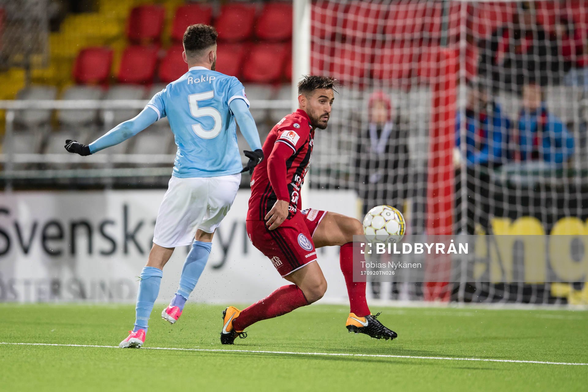 Östersunds Sotirios Papagiannopoulos täcker ett skott från Malmö FFs Erdal Rakip under fotbollsmatchen i Allsvenskan mellan Östersund och Malmö den 20 september 2017 i Östersund.