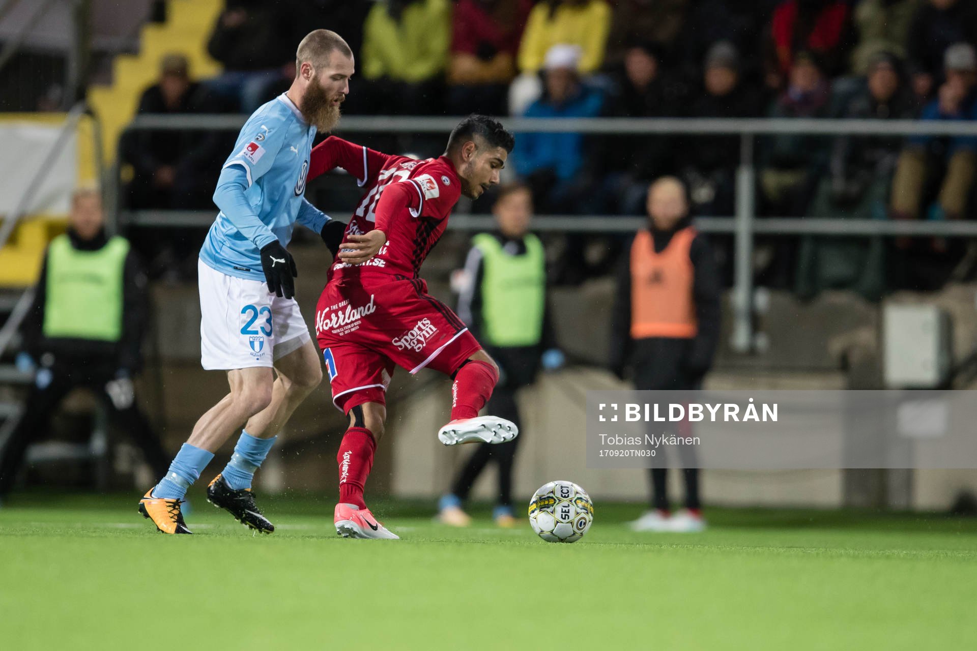 Östersunds Hosam Aiesh mot Malmö FFs Jo Inge Berget