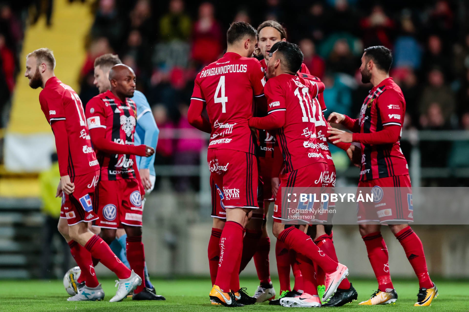 Östersunds spelare jublar med Brwa Nouri