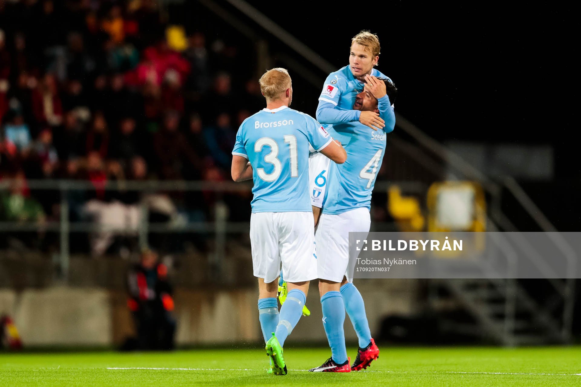 Malmö FFs Oscar Lewicki jublar med Franz Brorsson och