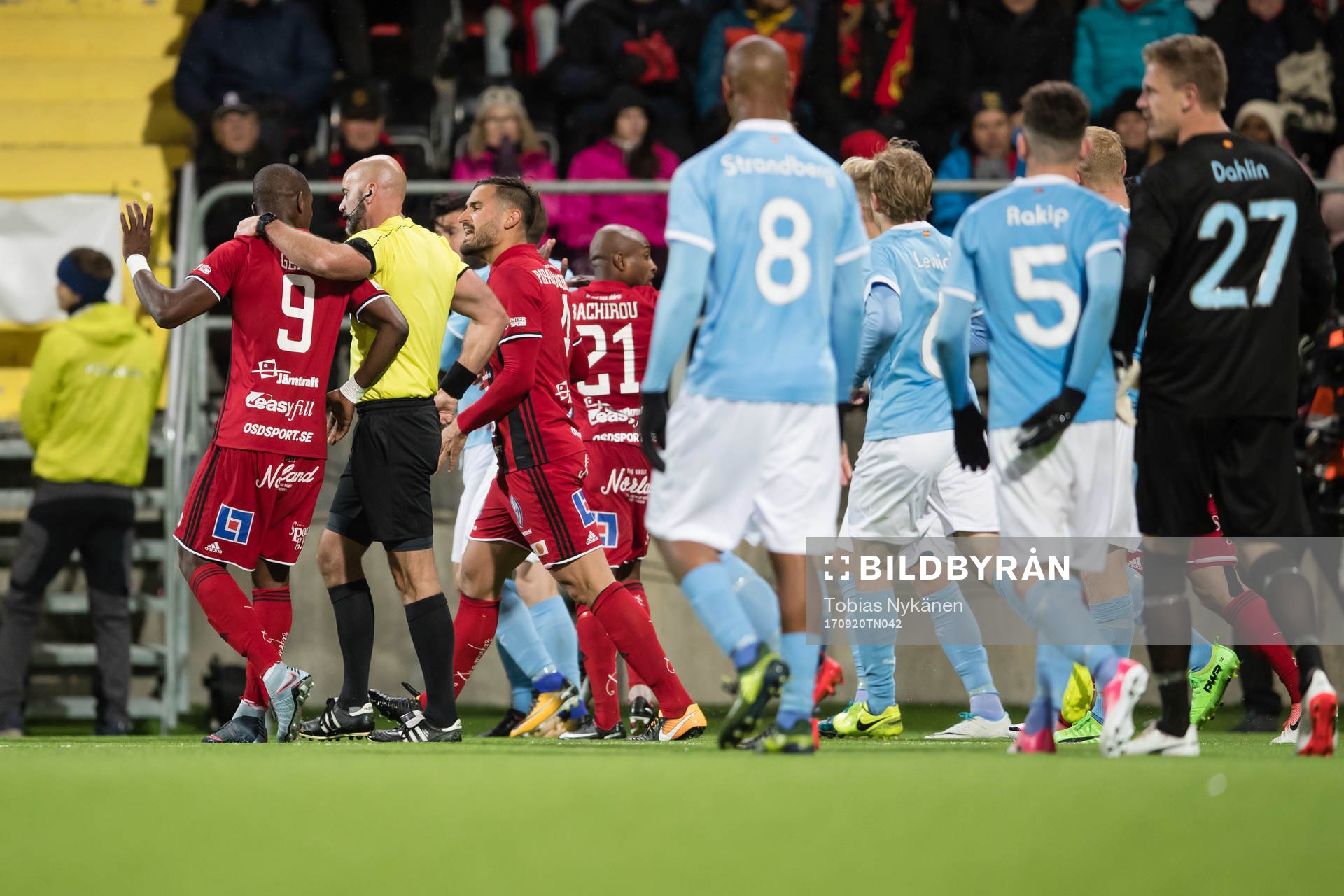 domare Stefan Johanesson håller om Östersunds Alhaji Gero