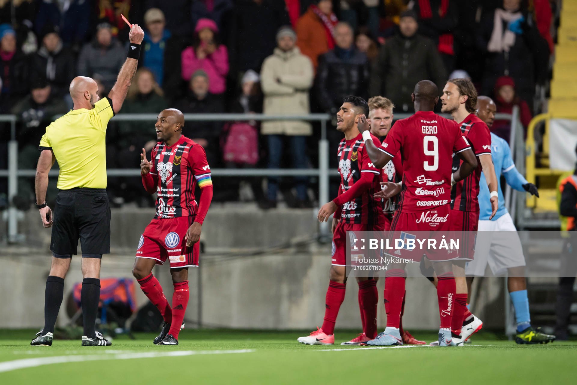 domare Stefan Johanesson ger Östersunds Alhaji Gero rött