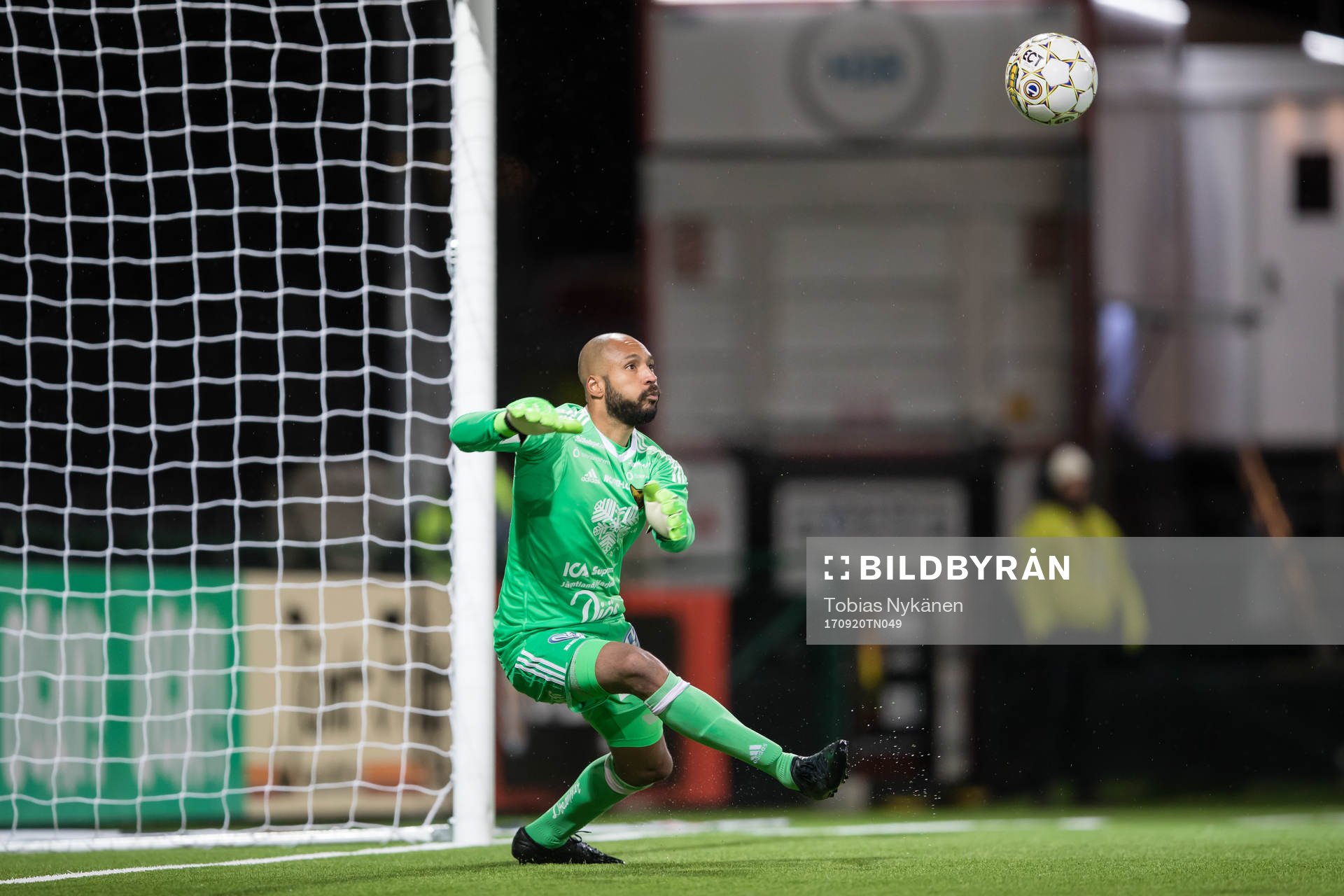Östersunds målvakt Aly Keita på väg att rädda en boll