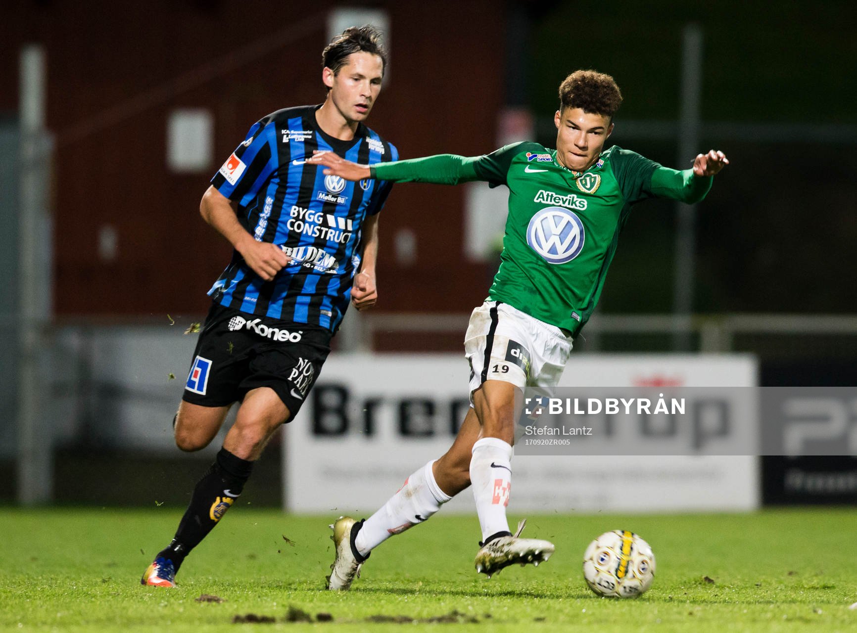 Jönköpings Alexander Jallow med bollen