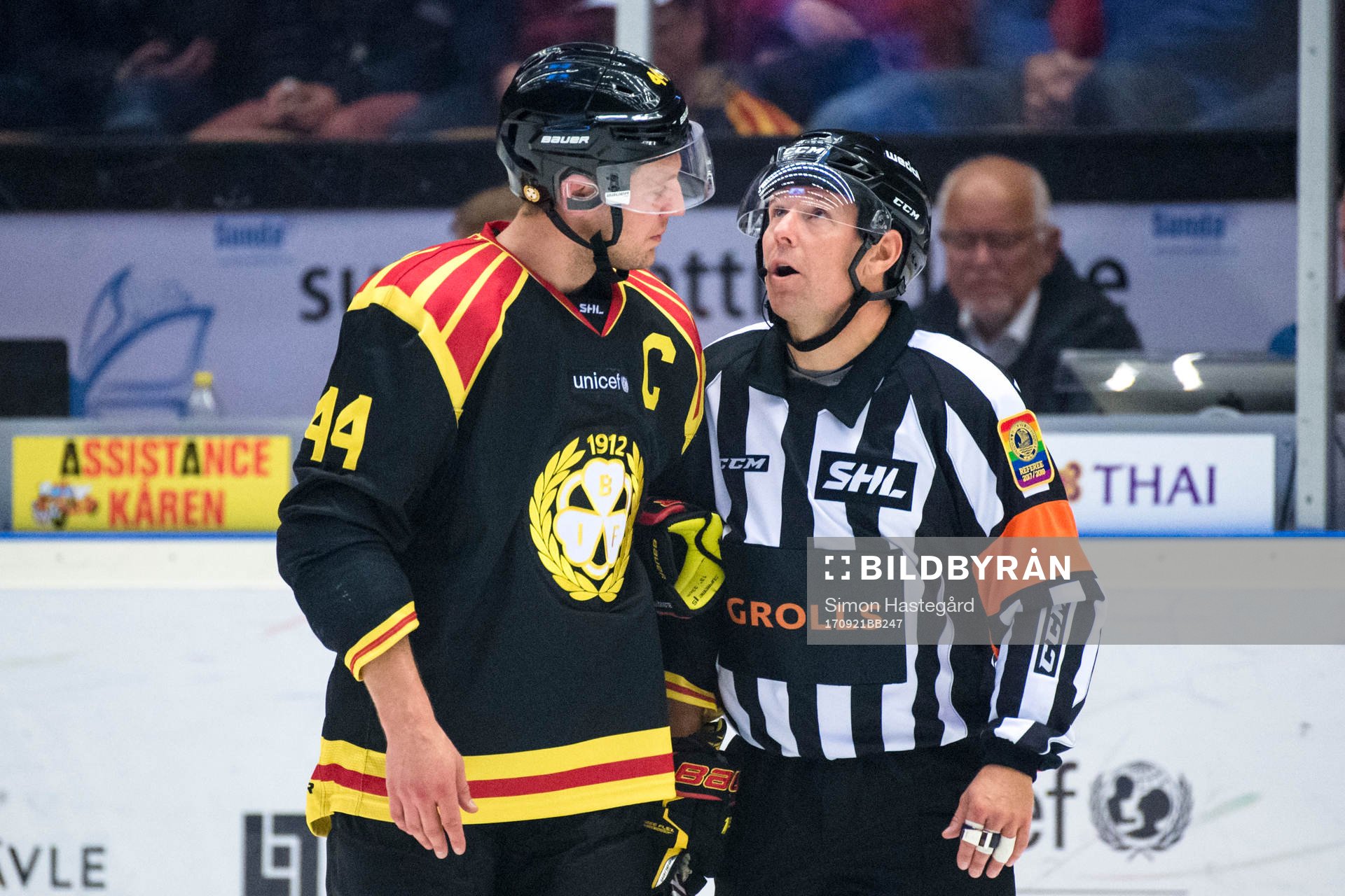 Brynäs Jacob Blomqvist i samtal med domare Wolmer Edqvist