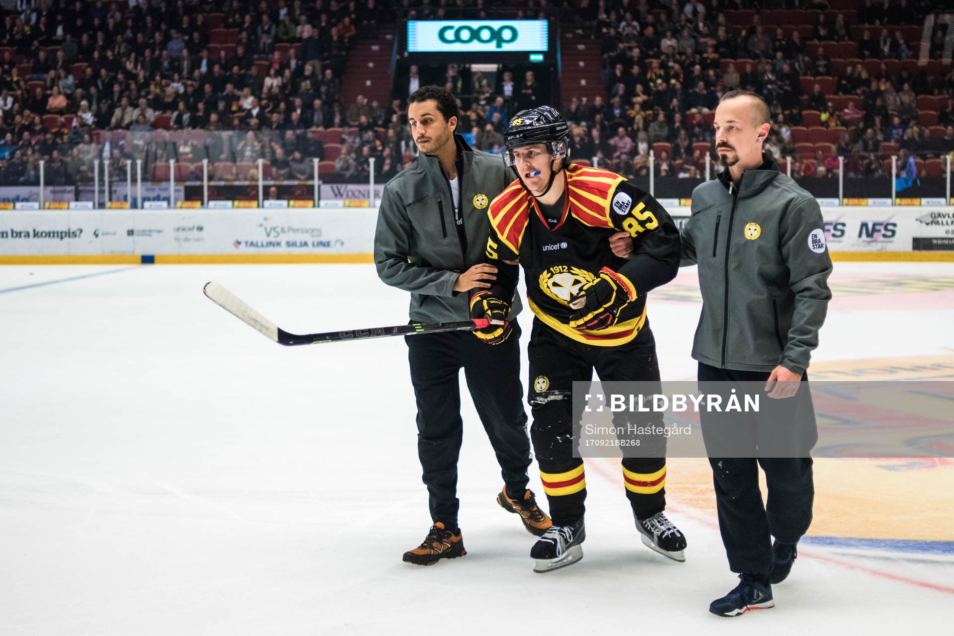 Brynäs Mikael Johansson får hjälp av isen