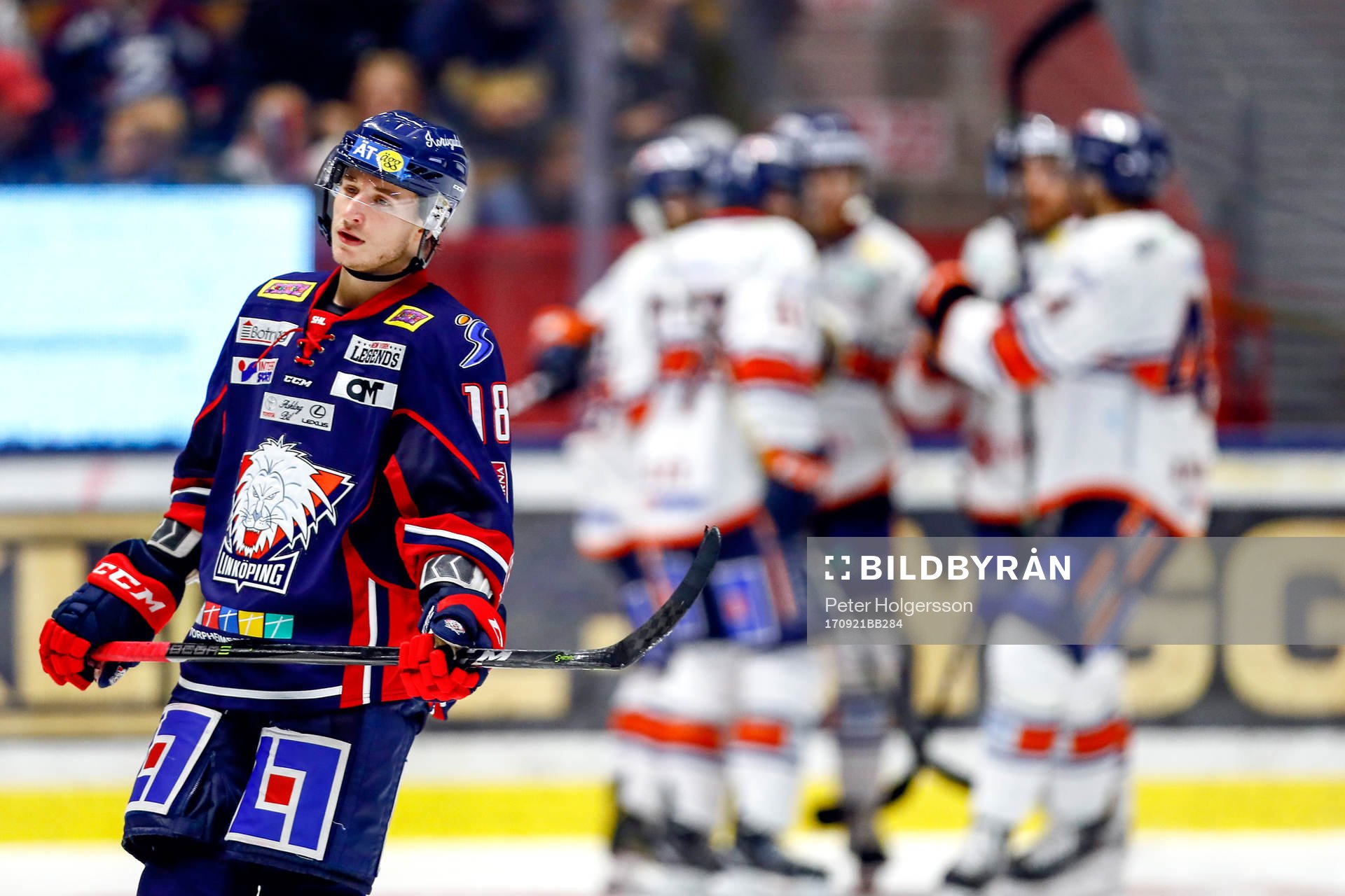 Växjös Linus Fröberg jublar med lagkamrater