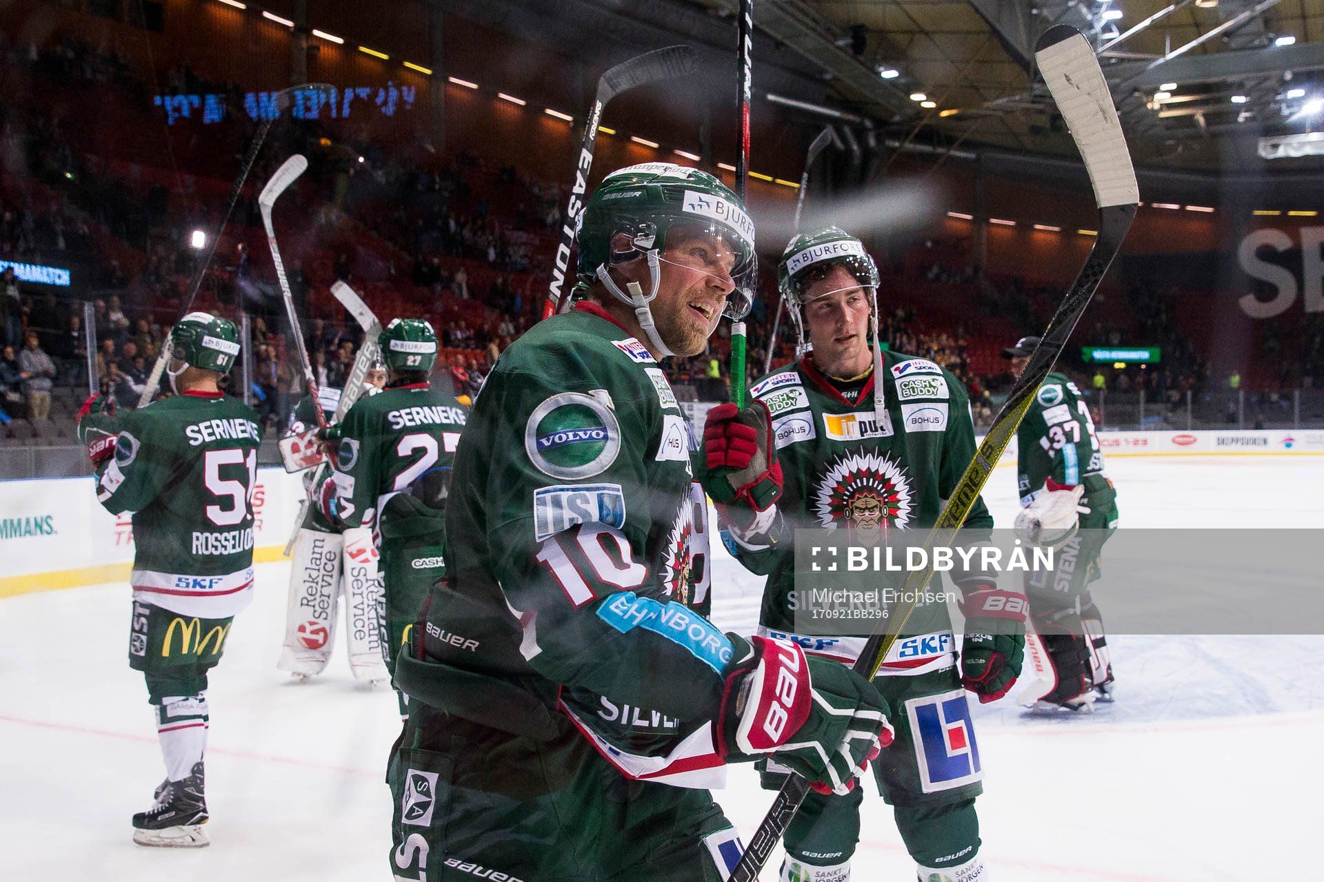 Frölundas Sean Bergenheim och Adam Almqvist tackar publiken