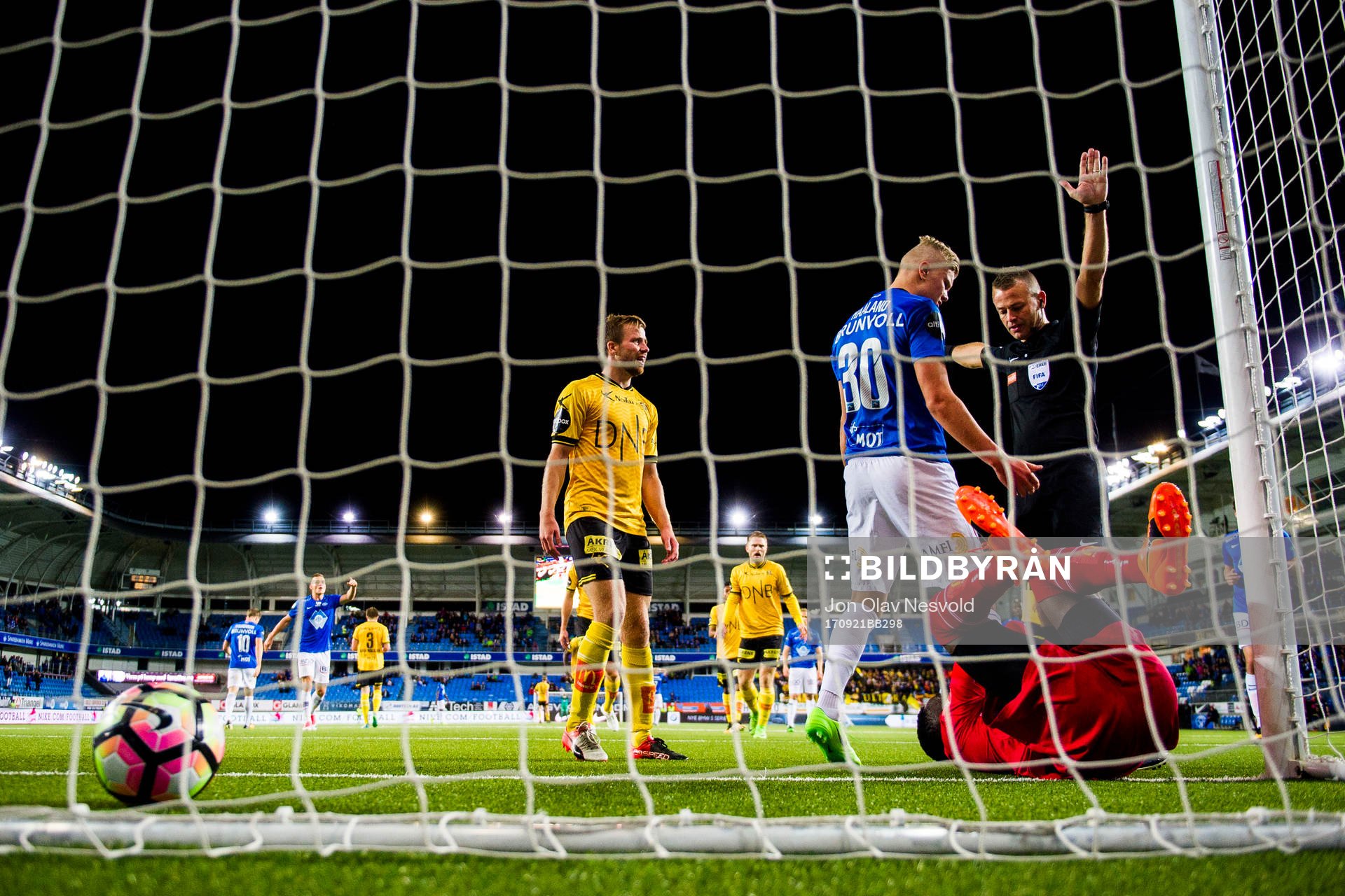 Molde's 1-2 goal is disallowed by referee Svein Oddvar Moen