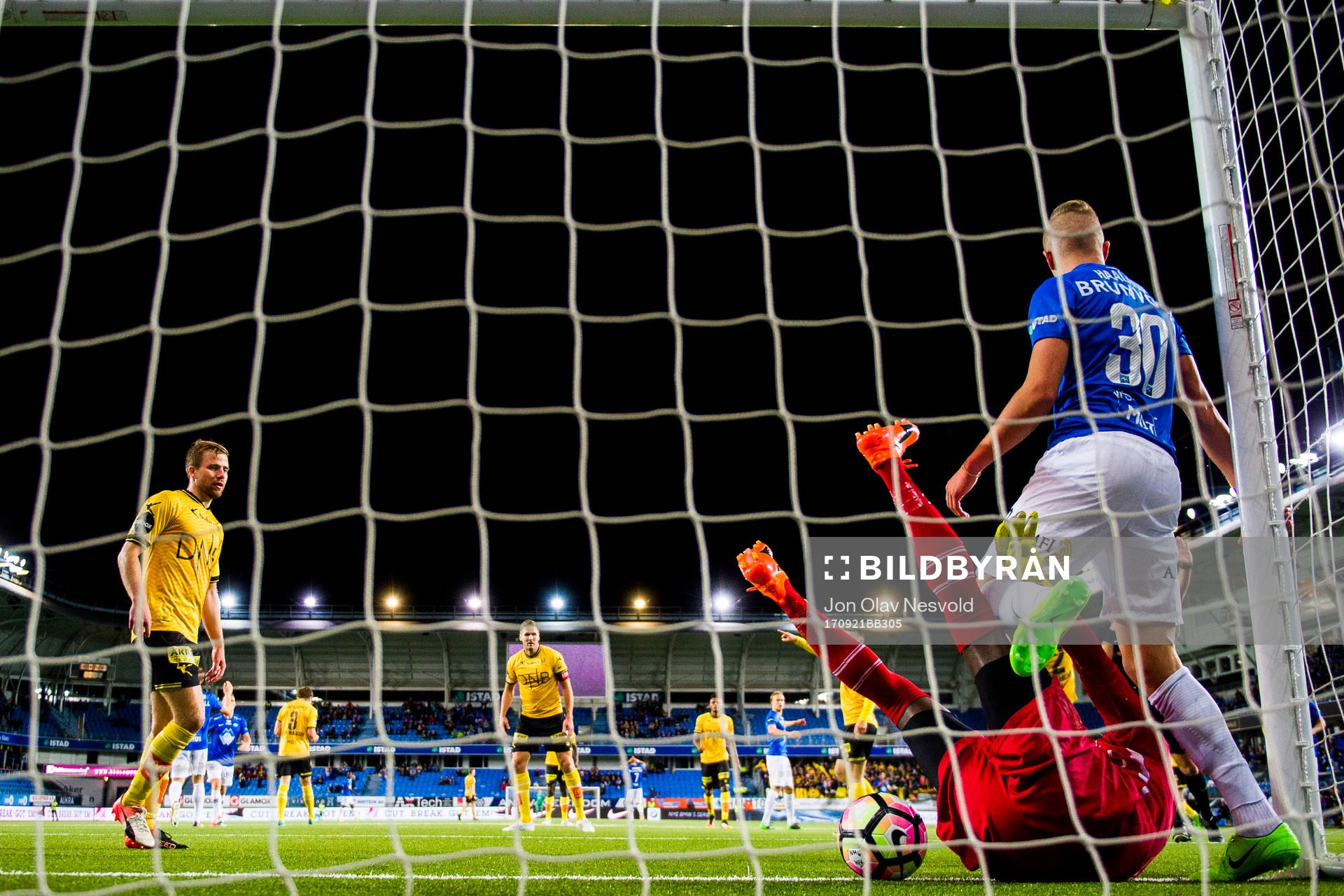 Molde's 1-2 goal gets disallowed by referee Svein Oddvar