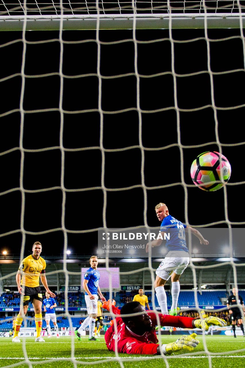 Molde's 1-2 goal is disallowed by referee Svein Oddvar Moen