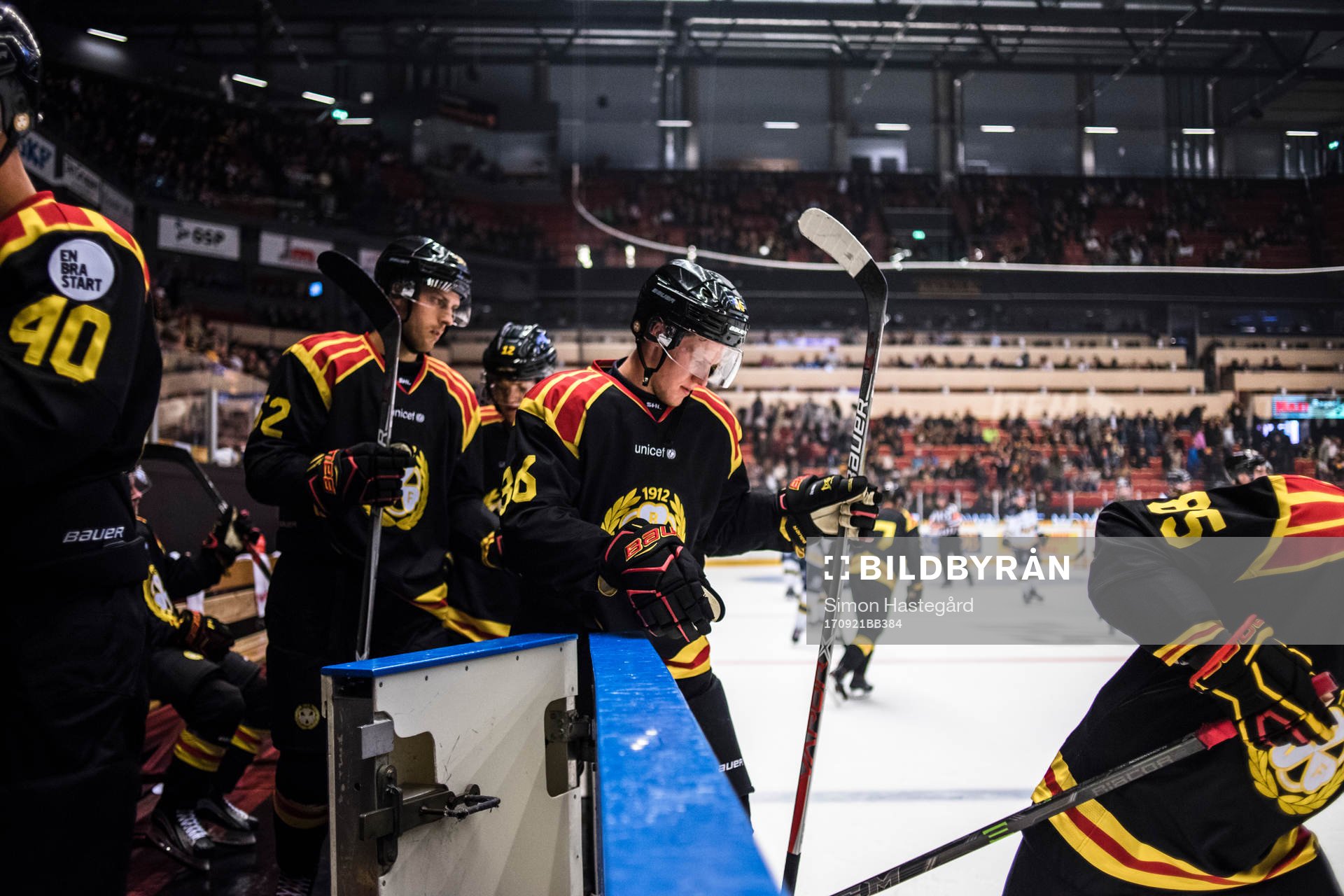 Brynäs Linus Ölund  lämnar båset