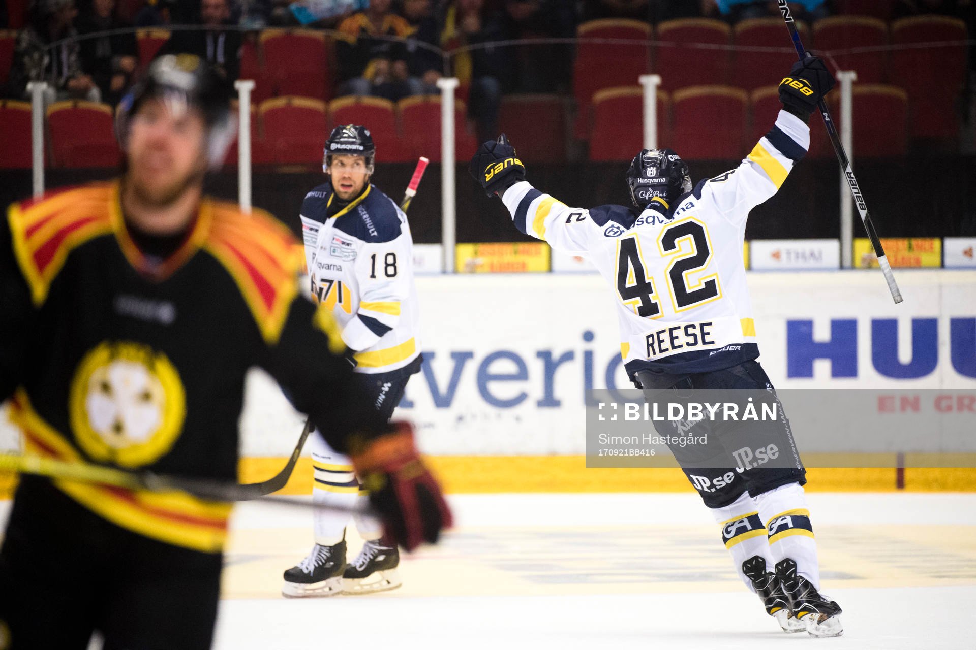 s Topi Jaakola och Dylan Reese jublar