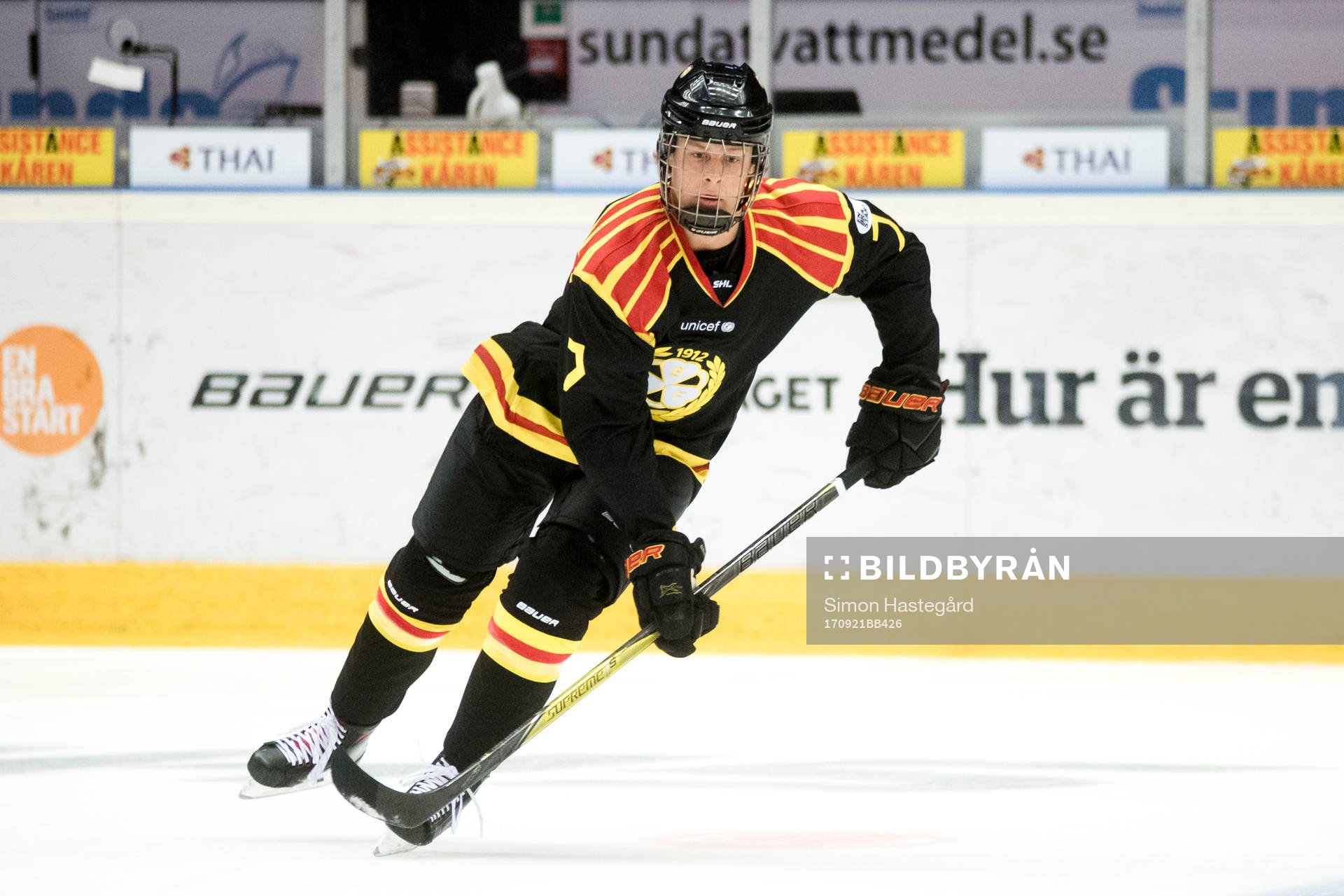 Brynäs Adam Boqvist  före ishockeymatchen i SHL mellan