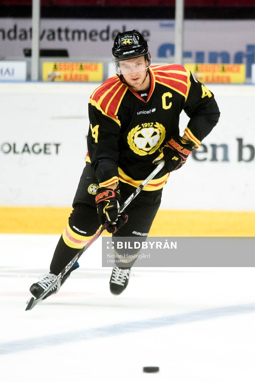 Brynäs Jacob Blomqvist  före ishockeymatchen i SHL mellan