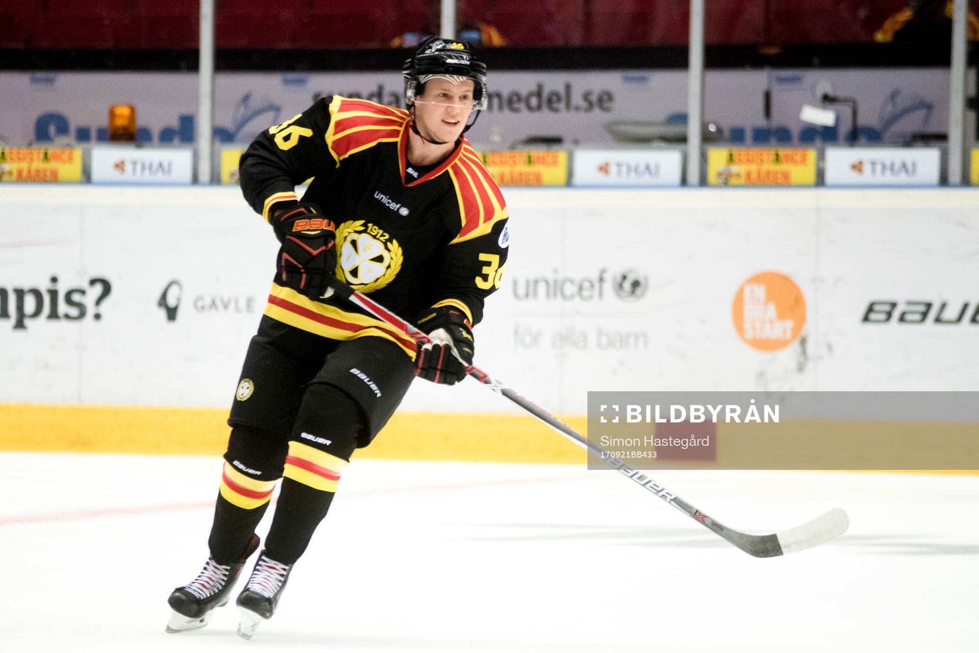 Brynäs Linus Ölund  före ishockeymatchen i SHL mellan