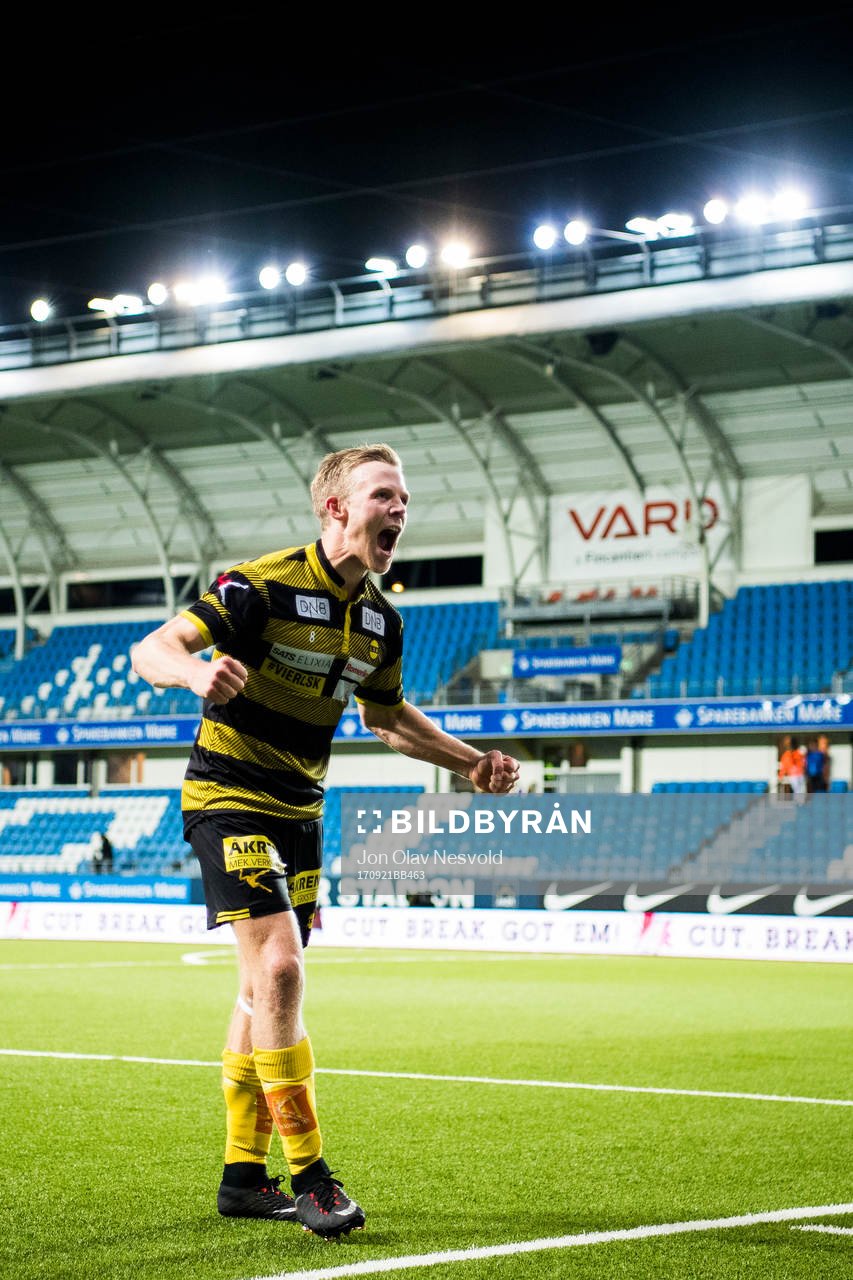 Erling Knudtzon of Lillestrøm celebrates