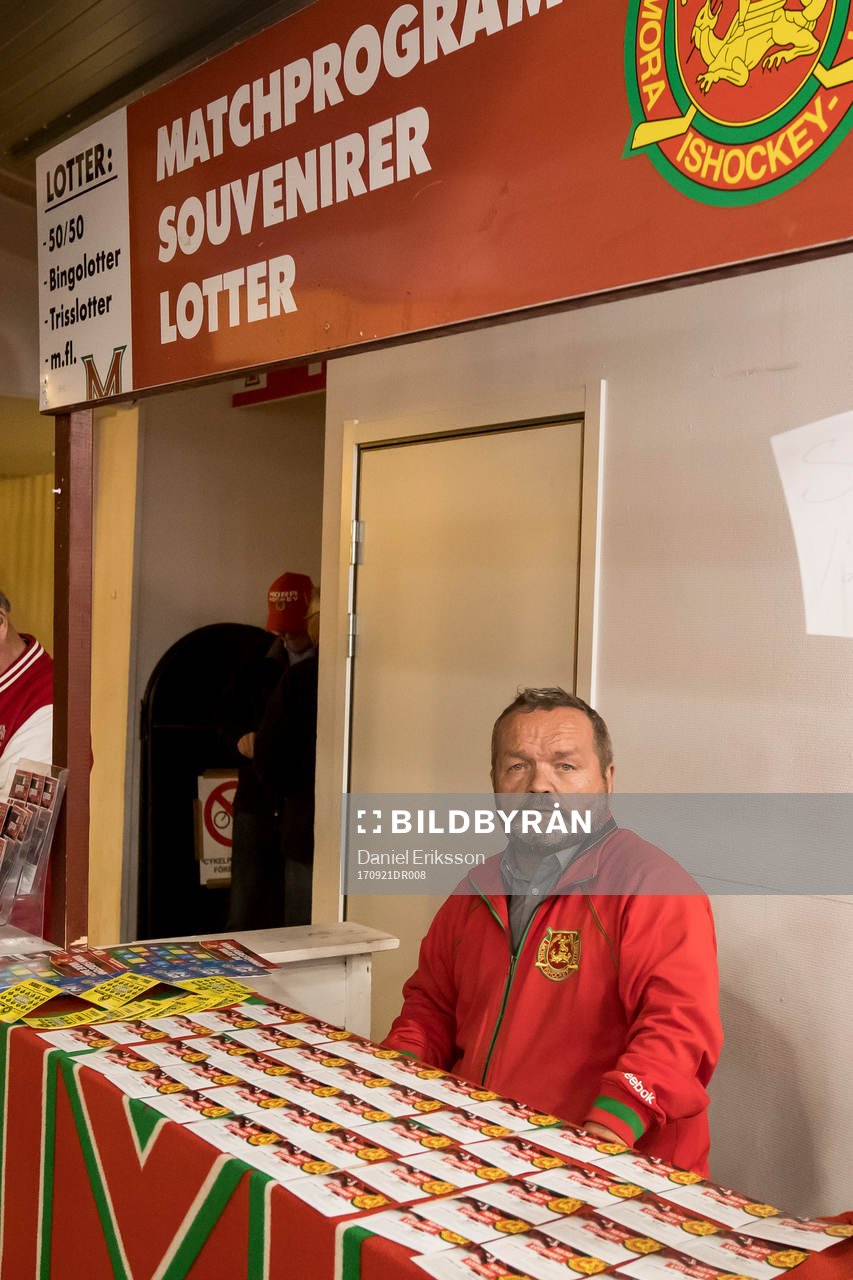 Försäljning av matchprogram i ishockeymatchen i SHL