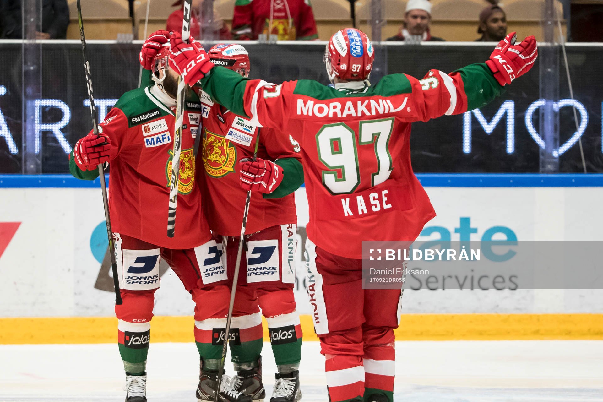 Moras David Kase jublar i ishockeymatchen i SHL mellan Mora