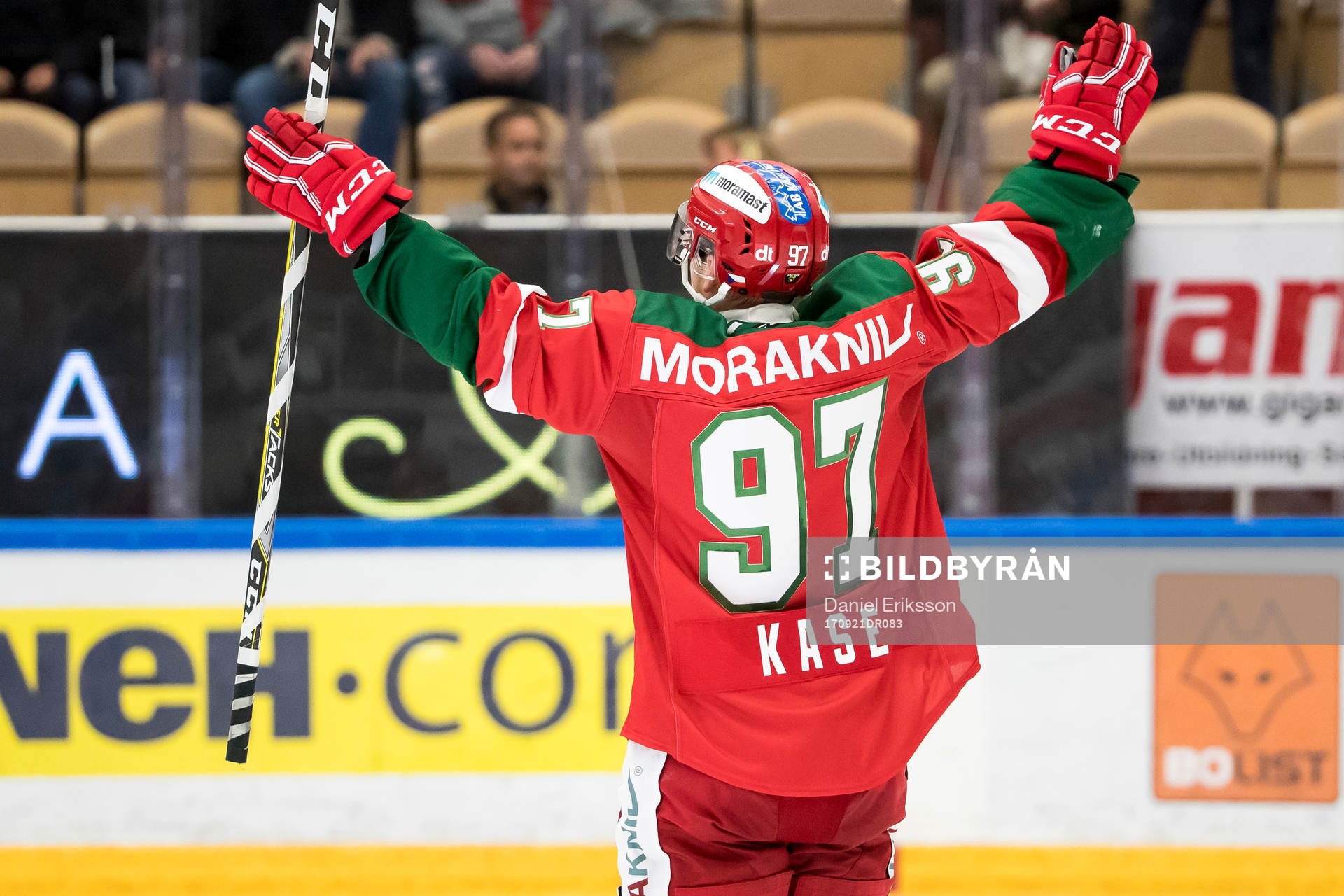 Moras David Kase  jublar i ishockeymatchen i SHL mellan