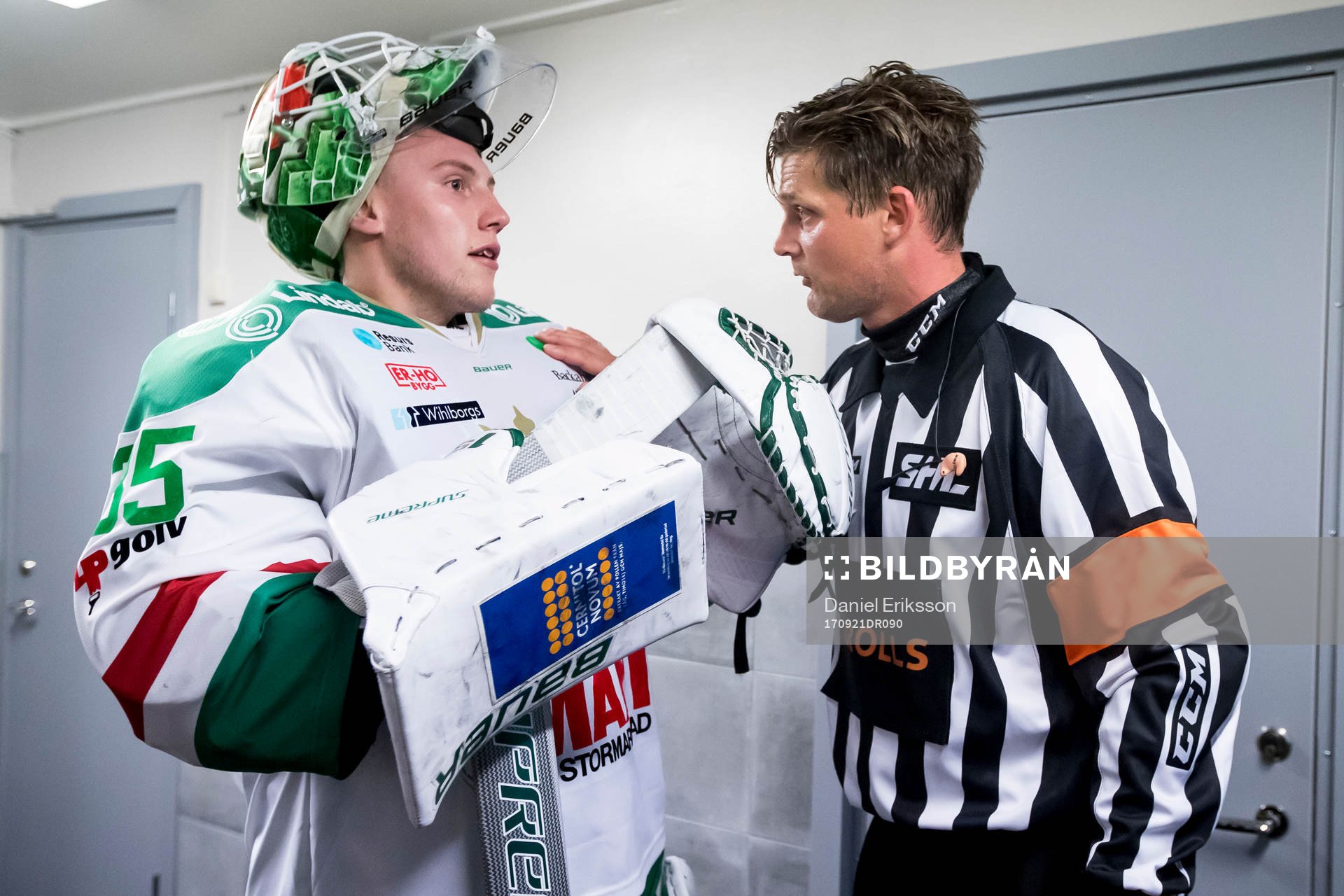 Rögles målvakt Emil Kruse i samtal med domare Patrik