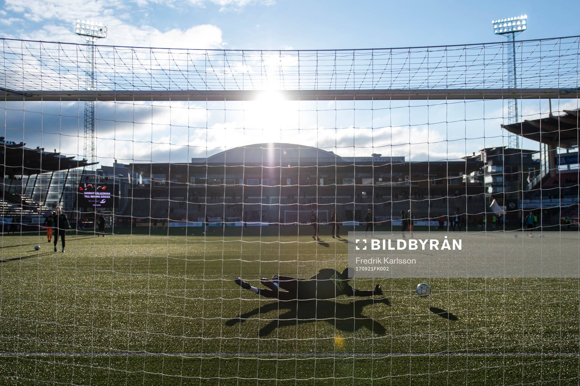 En AFC Eskilstuna spelare värmer upp
