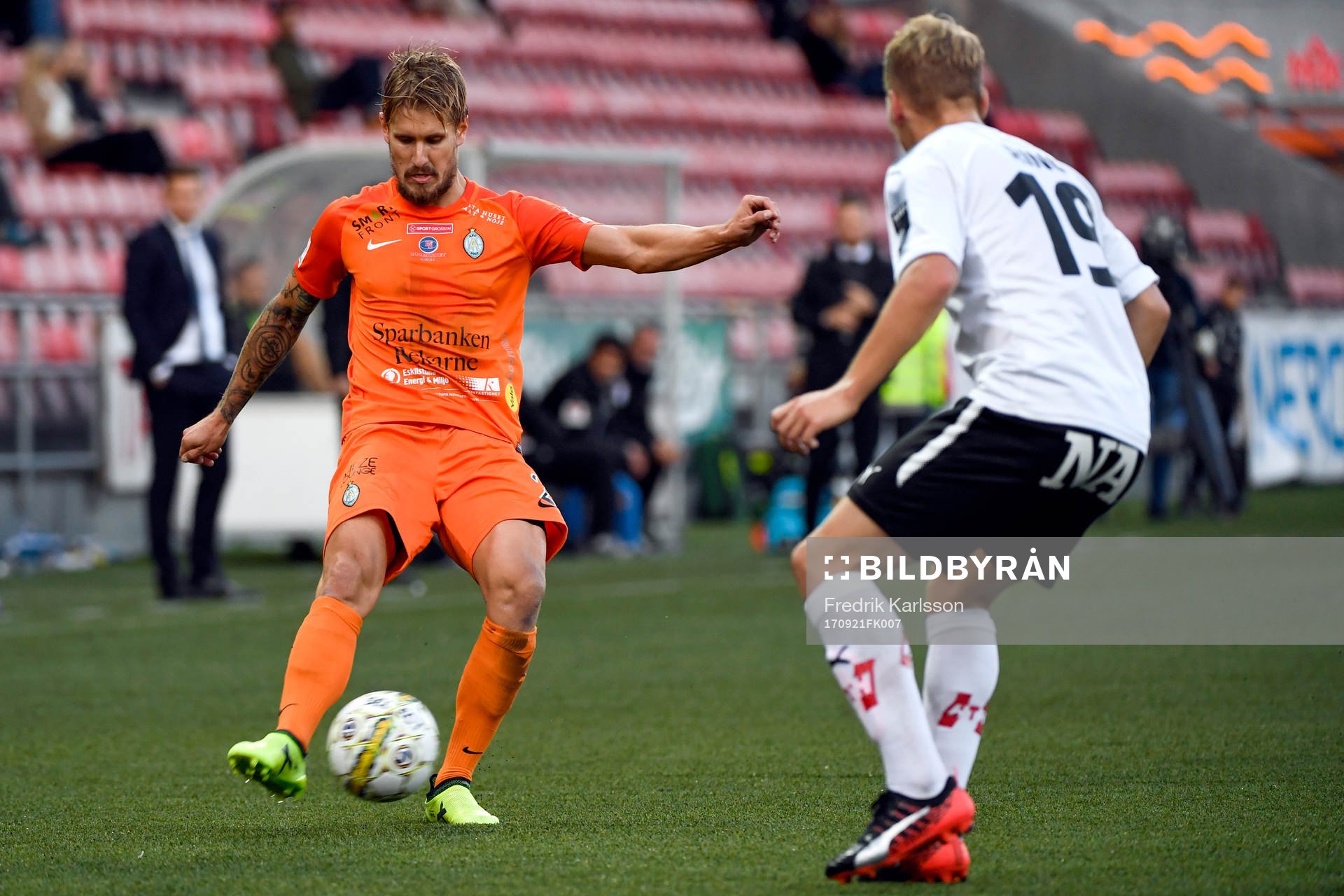 AFC Eskilstunas Daniel Björnquist och Örebros Sebastian Ring under fotbollsmatchen i allsvenskan mellan Örebro och AFC Eskilstuna den 21 september 2017 i Örebro.