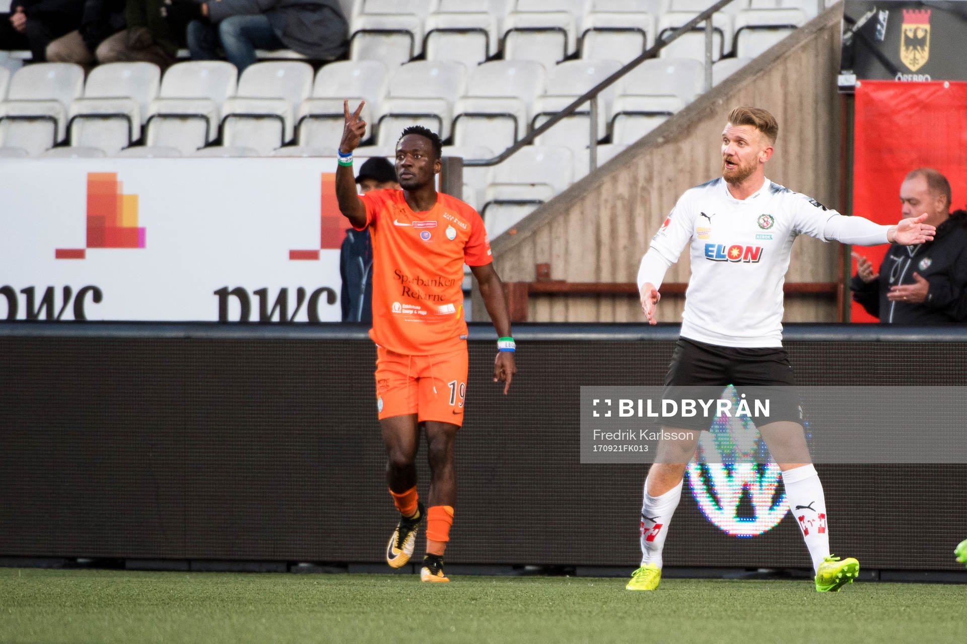 AFC Eskilstunas Mohamed Buya Turay och Örebros Michael