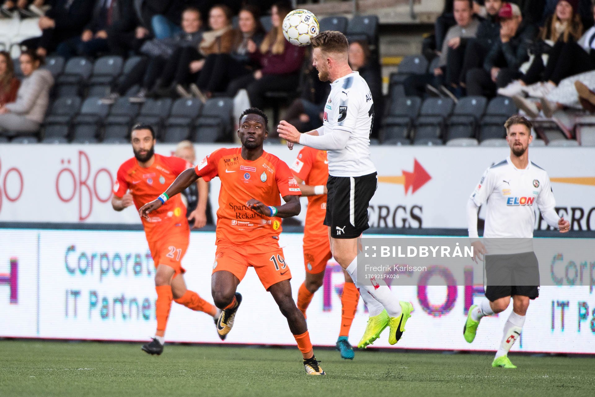 AFC Eskilstunas Mohamed Buya Turay och Örebros Michael