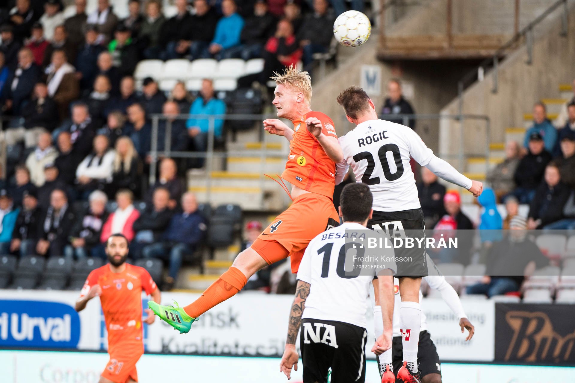 AFC Eskilstunas Ludvig Öhman och Örebros Filip Rogic i en