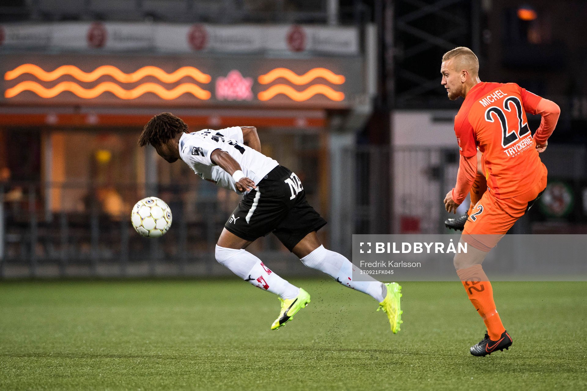Örebros Kennedy Igboananike och AFC Eskilstunas Alexander