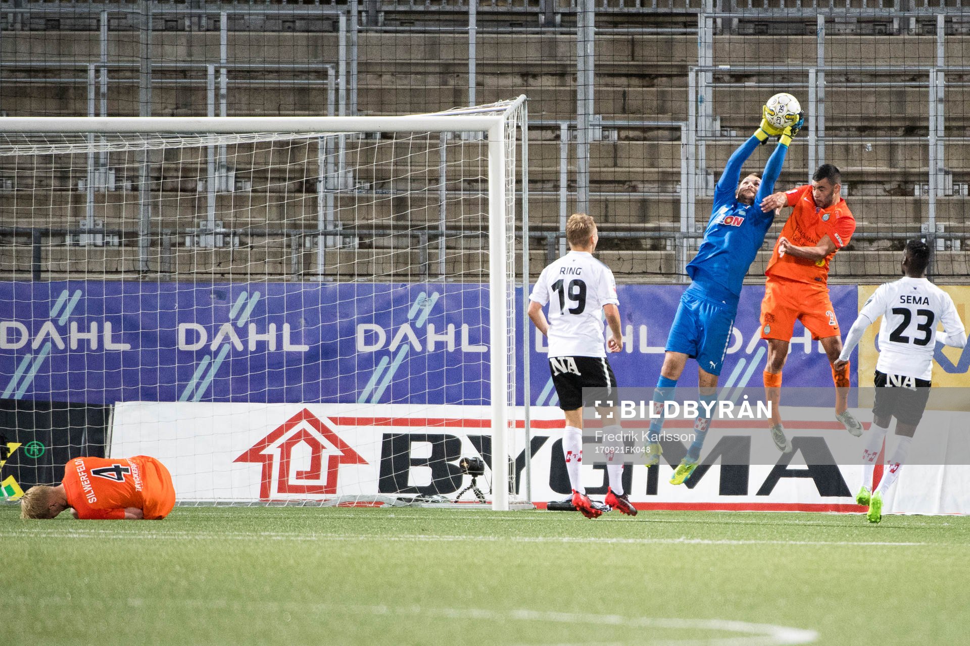 Örebros målvakt Oscar Jansson räddar en boll
