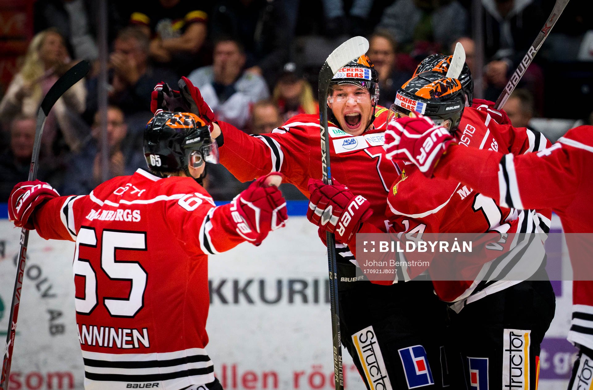 Örebros Sakari Manninen jublar med 2-0 målskytten Jere