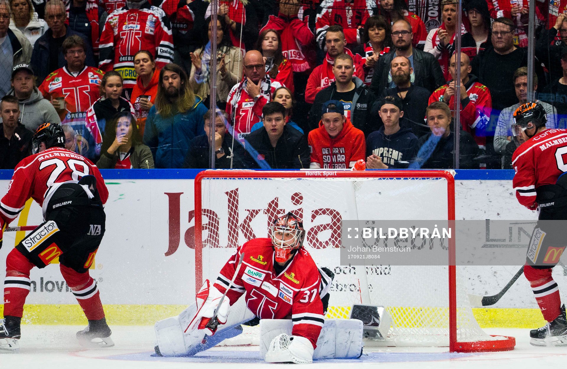 Örebros målvakt Eero Kilpeläinen blockerar pucken