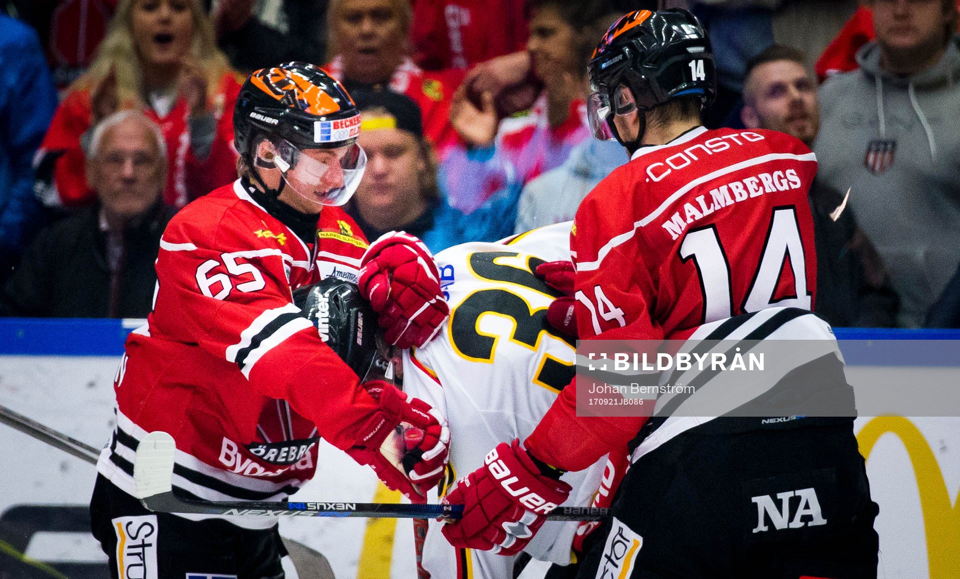 Örebros Sakari Manninen och Luleås Emil Larsson gruffas
