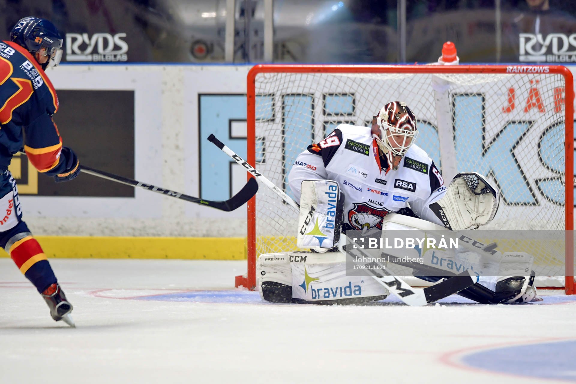 Malmö Redhawks målvakt Oscar Alsenfelt räddar en straff