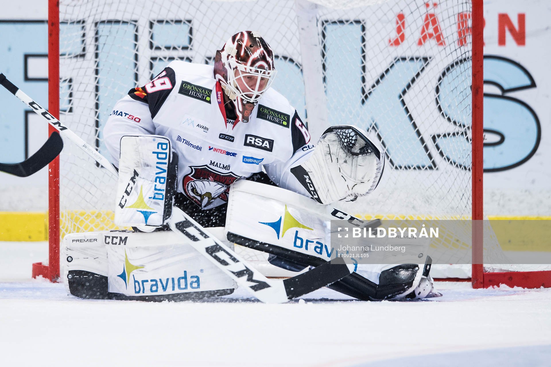 Malmö Redhawks målvakt Oscar Alsenfelt räddar en straff