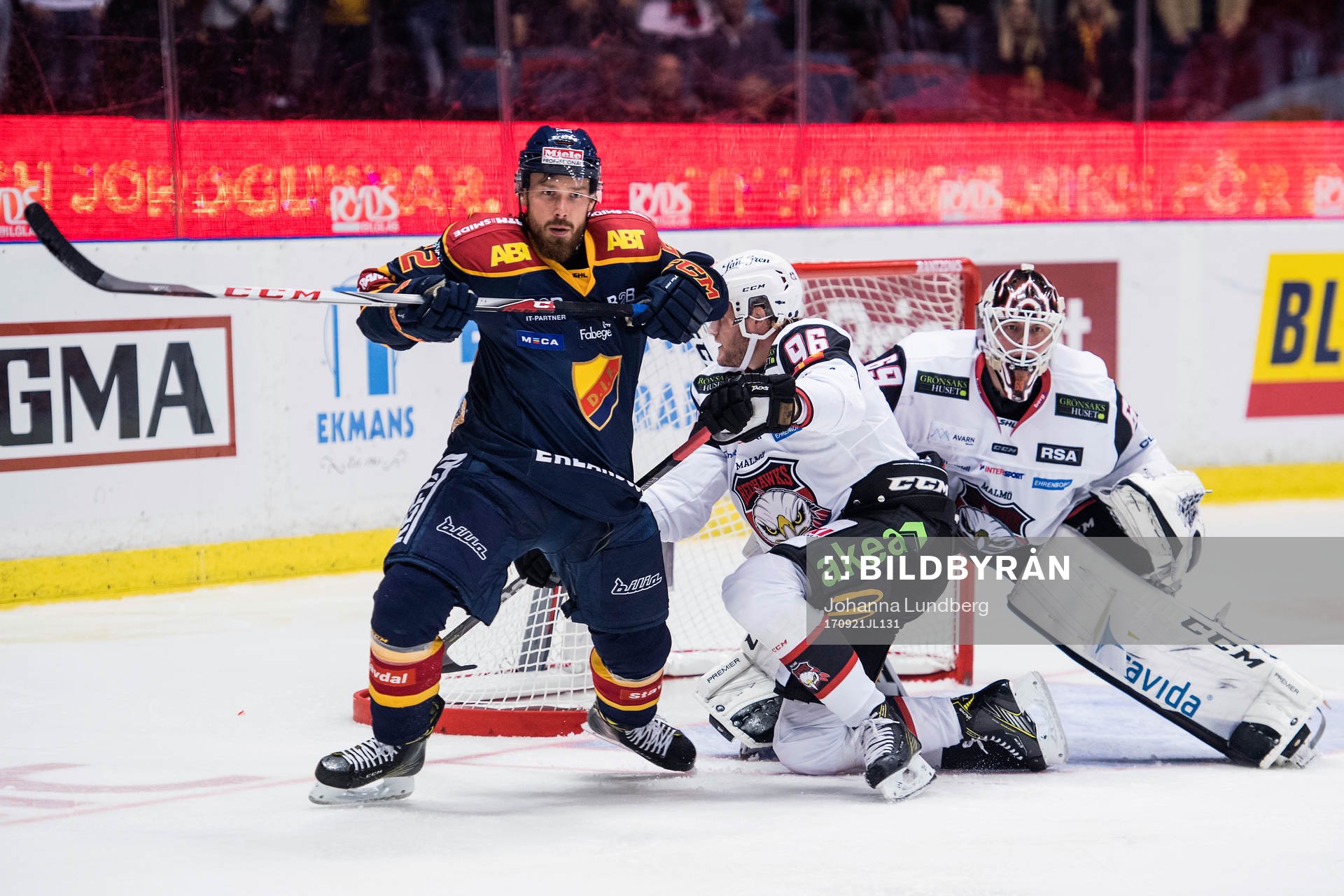 Djurgårdens Mikael Ahlén framför Malmö Redhawks Kim